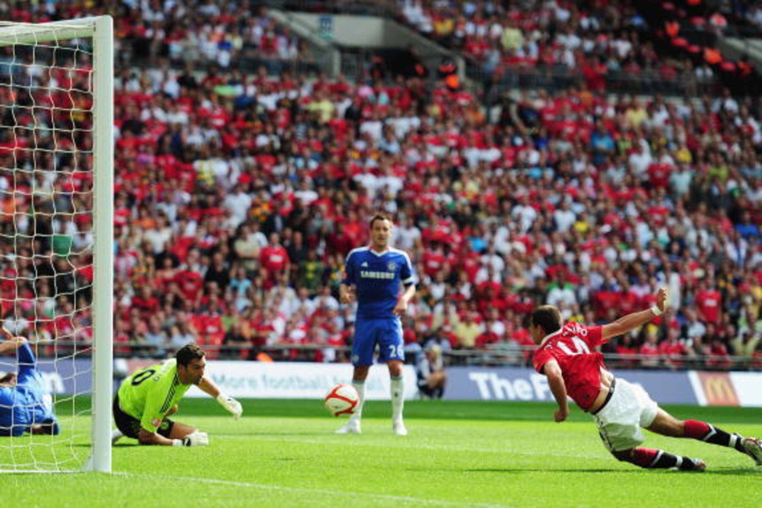 LONDON, ENGLAND - AUGUST 08:  Javier Hernandez of Manchester United (R) scores their second goal during the FA Community Shield match between Chelsea and Manchester United at Wembley Stadium on August 8, 2010 in London, England.  (Photo by Laurence Griffi