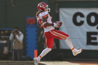 OAKLAND, CA - DECEMBER 15:  Jamaal Charles #25 of the Kansas City Chiefs runs for a touchdown against the Oakland Raiders at O.co Coliseum on December 15, 2013 in Oakland, California.  (Photo by Jed Jacobsohn/Getty Images)