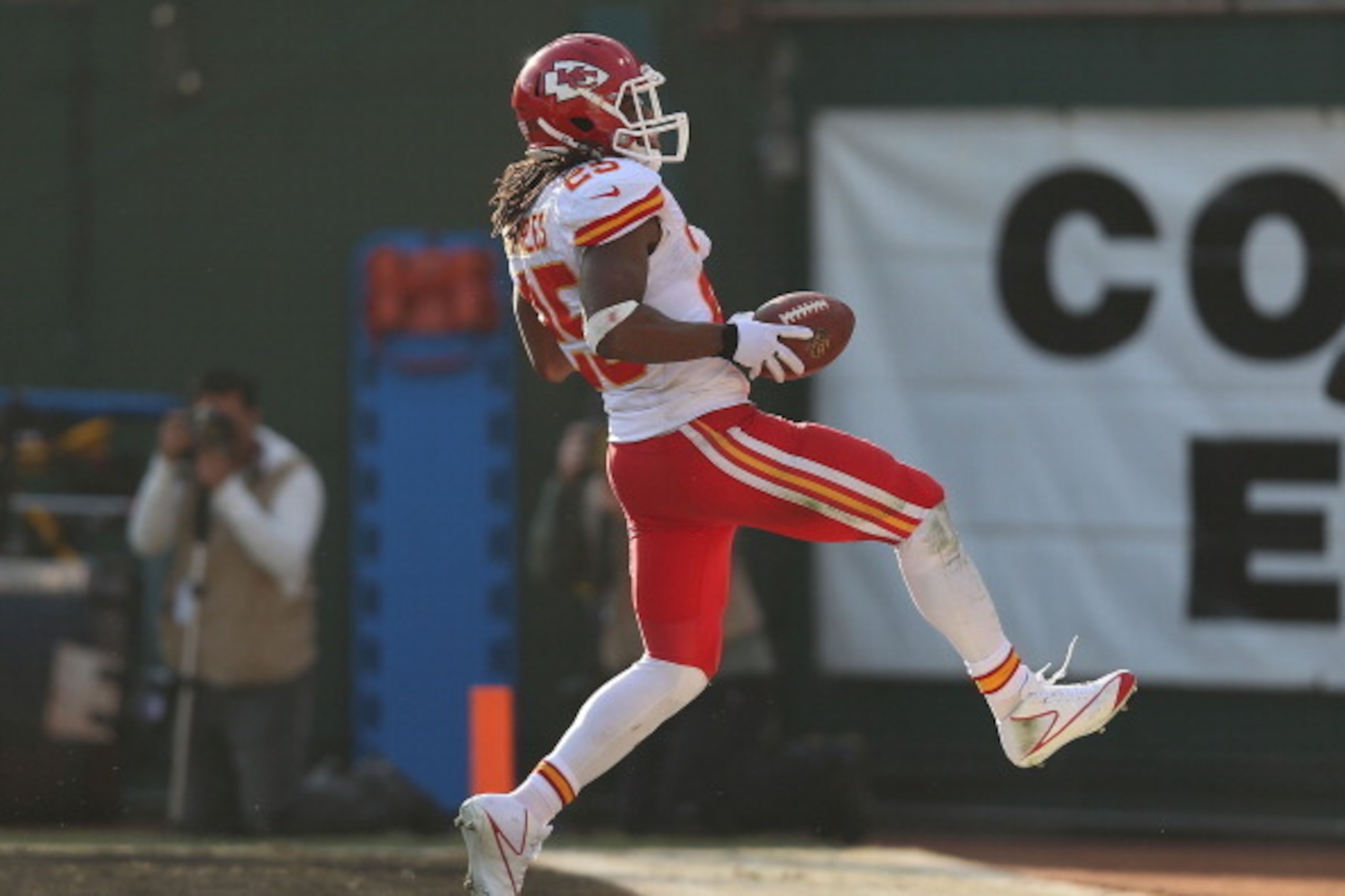 OAKLAND, CA - DECEMBER 15:  Jamaal Charles #25 of the Kansas City Chiefs runs for a touchdown against the Oakland Raiders at O.co Coliseum on December 15, 2013 in Oakland, California.  (Photo by Jed Jacobsohn/Getty Images)
