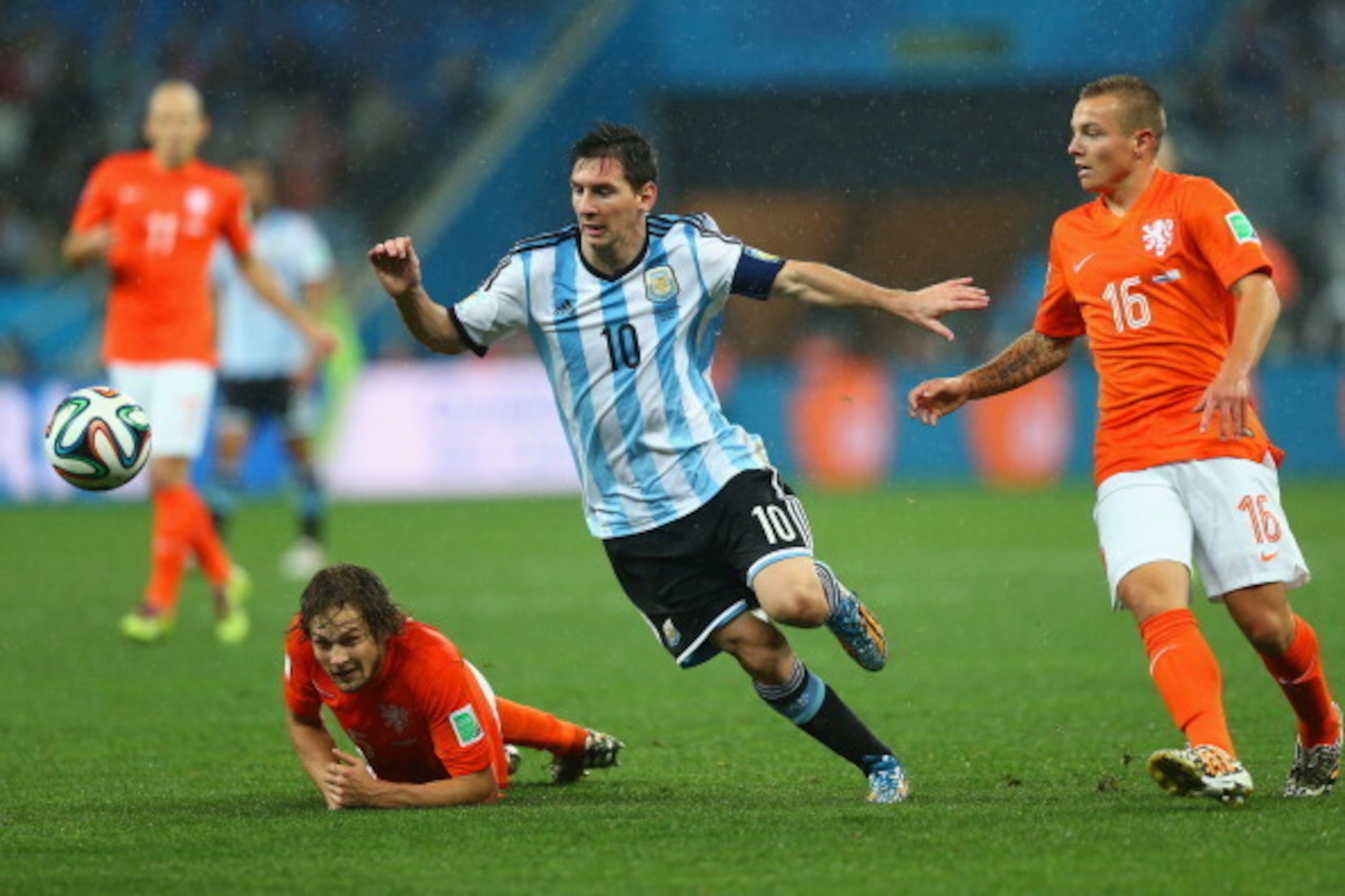 SAO PAULO, BRAZIL - JULY 09:  Lionel Messi of Argentina controls the ball as Jordy Clasie of the Netherlands gives chase during the 2014 FIFA World Cup Brazil Semi Final match between the Netherlands and Argentina at Arena de Sao Paulo on July 9, 2014 in 