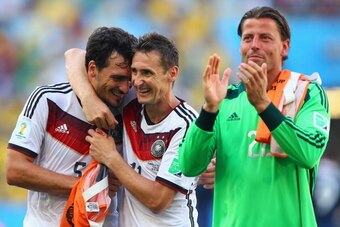RIO DE JANEIRO, BRAZIL - JULY 04:  (L-R) Mats Hummels and Miroslav Klose celebrate as Roman Weidenfeller of Germany acknowledges the fans after a  1-0 victory over France in the 2014 FIFA World Cup Brazil Quarter Final match between France and Germany at 