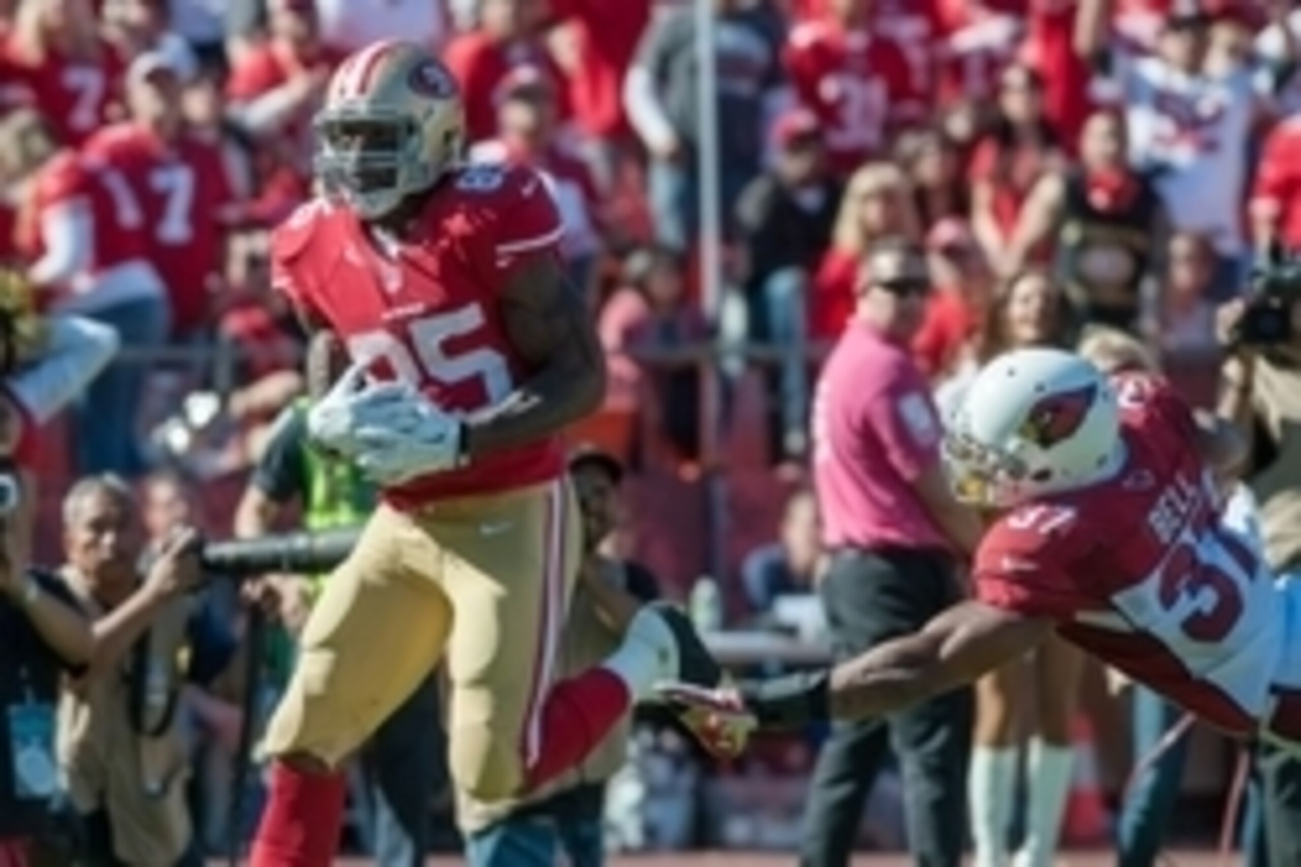 Oct 13, 2013; San Francisco, CA, USA; San Francisco 49ers tight end Vernon Davis (85) catches the ball for a touchdown against Arizona Cardinals strong safety Yeremiah Bell (37) during the second quarter at Candlestick Park. Mandatory Credit: Ed Szczepans