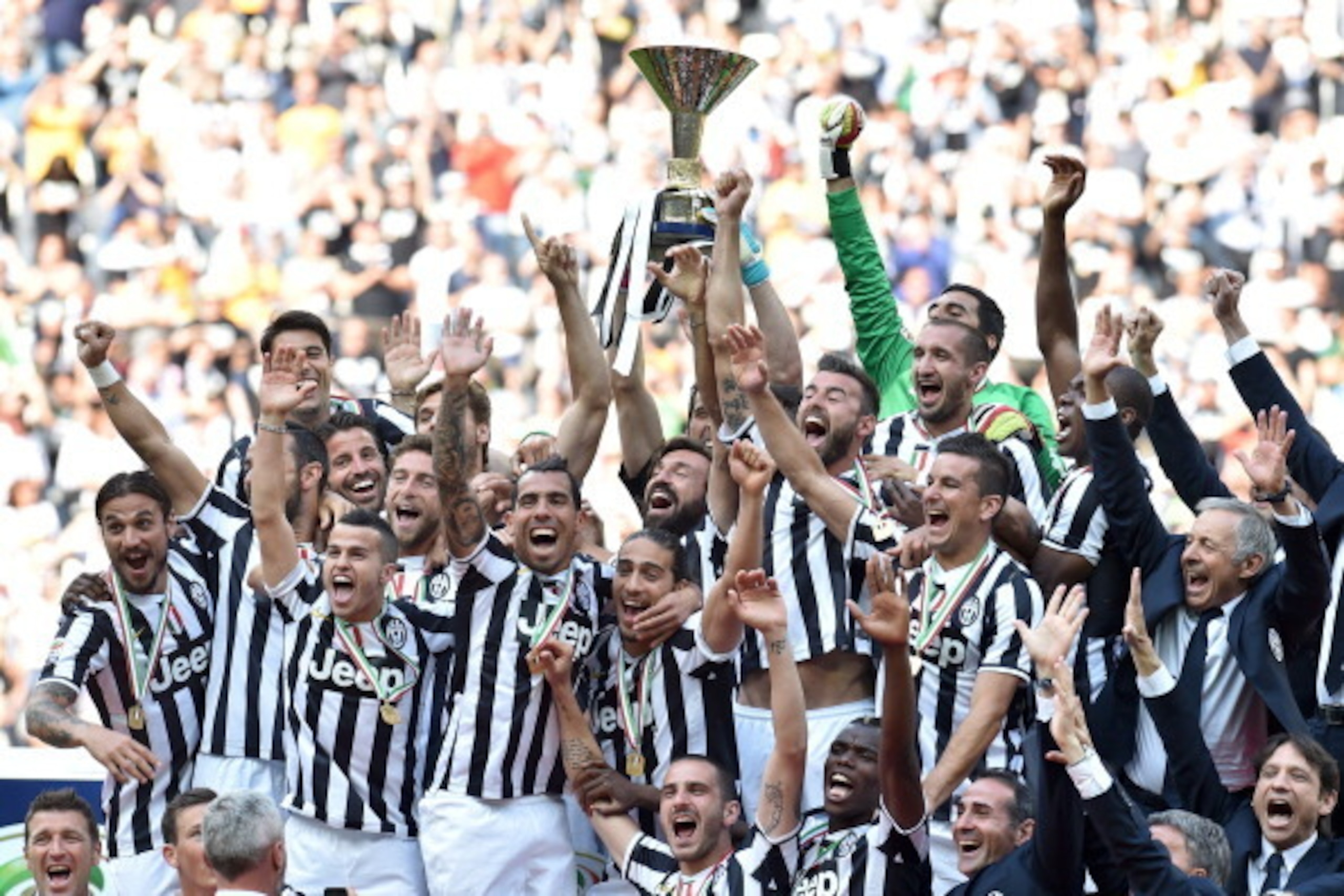 TURIN, ITALY - MAY 18:  The Juventus FC players celebrate with the Serie A trophy at the end of the Serie A match between Juventus and Cagliari Calcio at Juventus Arena on May 18, 2014 in Turin, Italy.  (Photo by Valerio Pennicino/Getty Images)