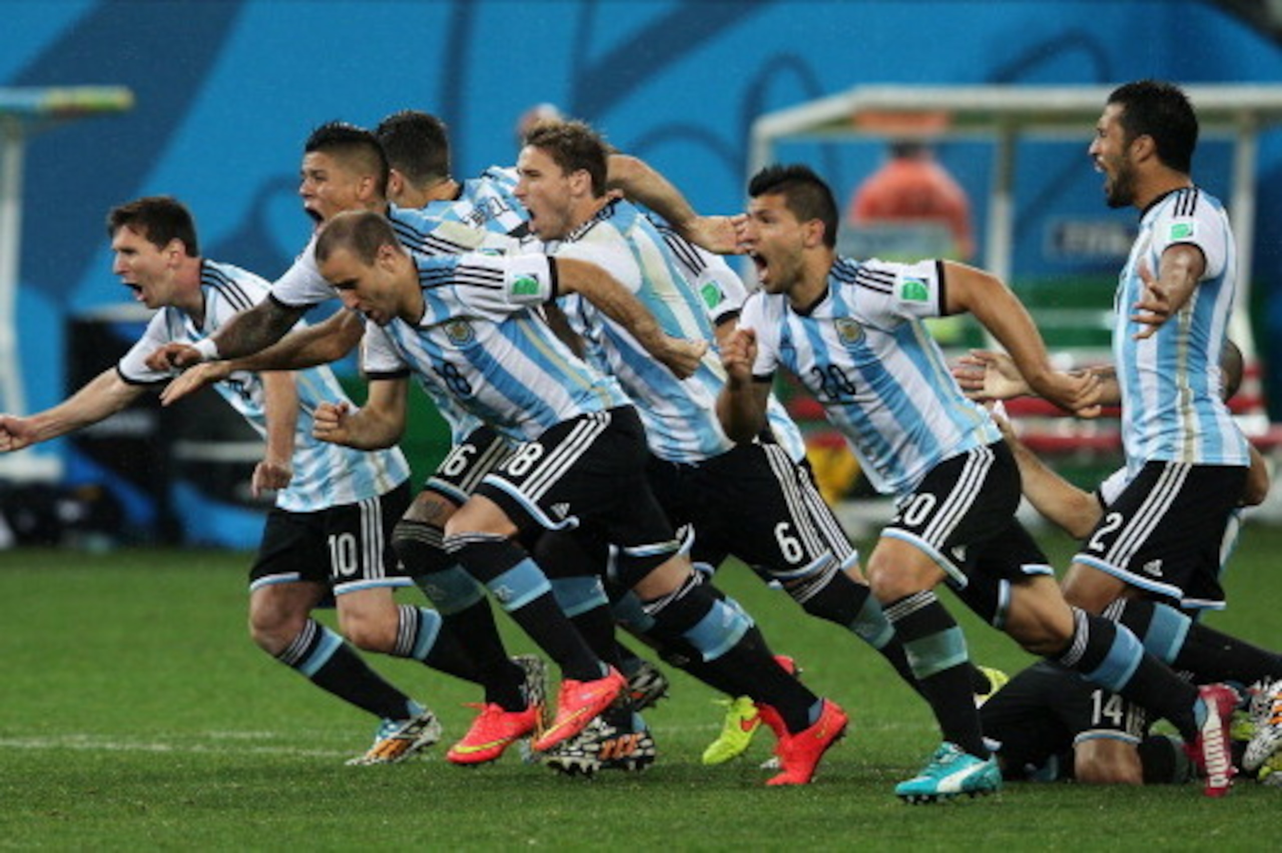 SAO PAULO, BRAZIL - JULY 09:  Lionel Messi, Pablo Zabaleta, Martin Demichelis, Marcos Rojo, Lucas Biglia, Javier Mascherano, Rodrigo Palacio, Ezequiel Garay and Sergio Aguero of Argentina celebrate defeating the Netherlands in a penalty shootout during th