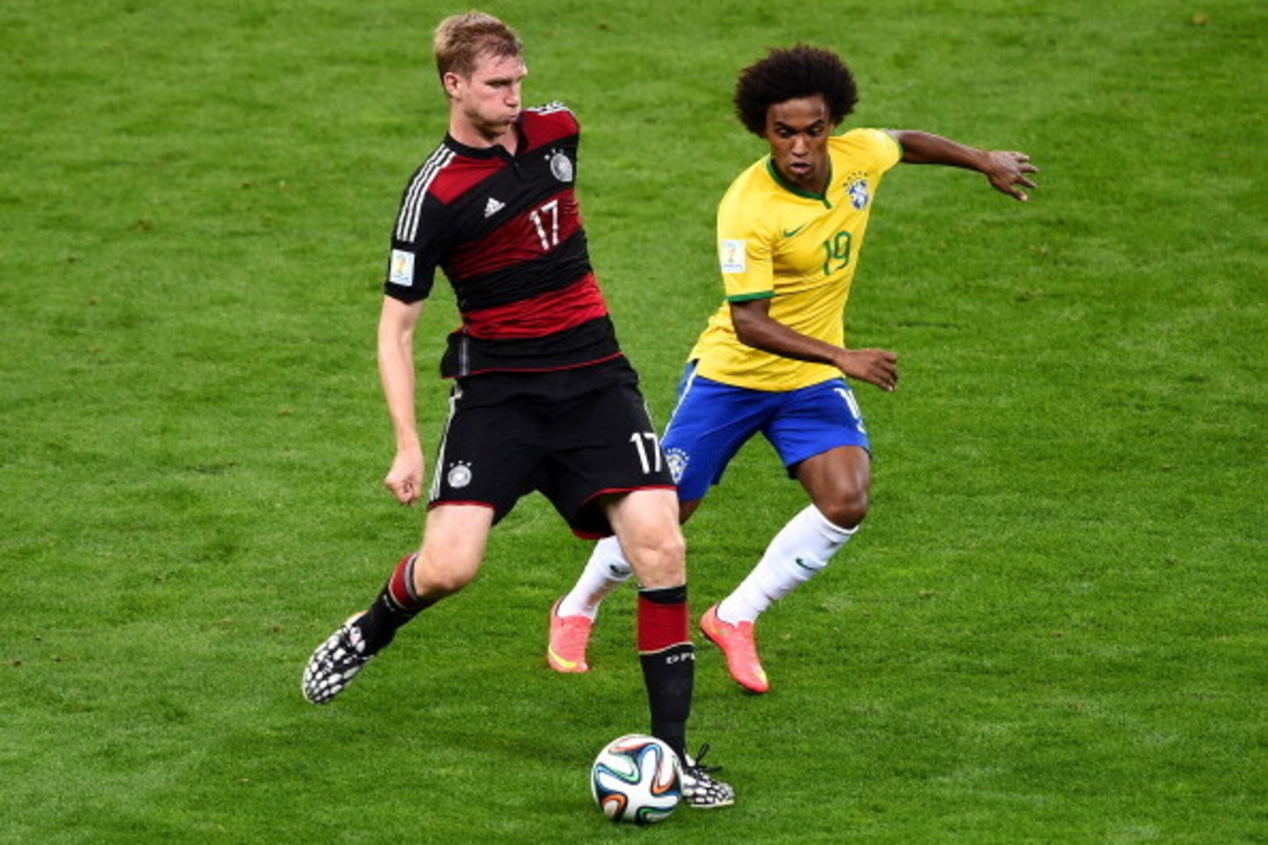 BELO HORIZONTE, BRAZIL - JULY 08:  Per Mertesacker of Germany controls the ball as Willian of Brazil gives chase during the 2014 FIFA World Cup Brazil Semi Final match between Brazil and Germany at Estadio Mineirao on July 8, 2014 in Belo Horizonte, Brazi