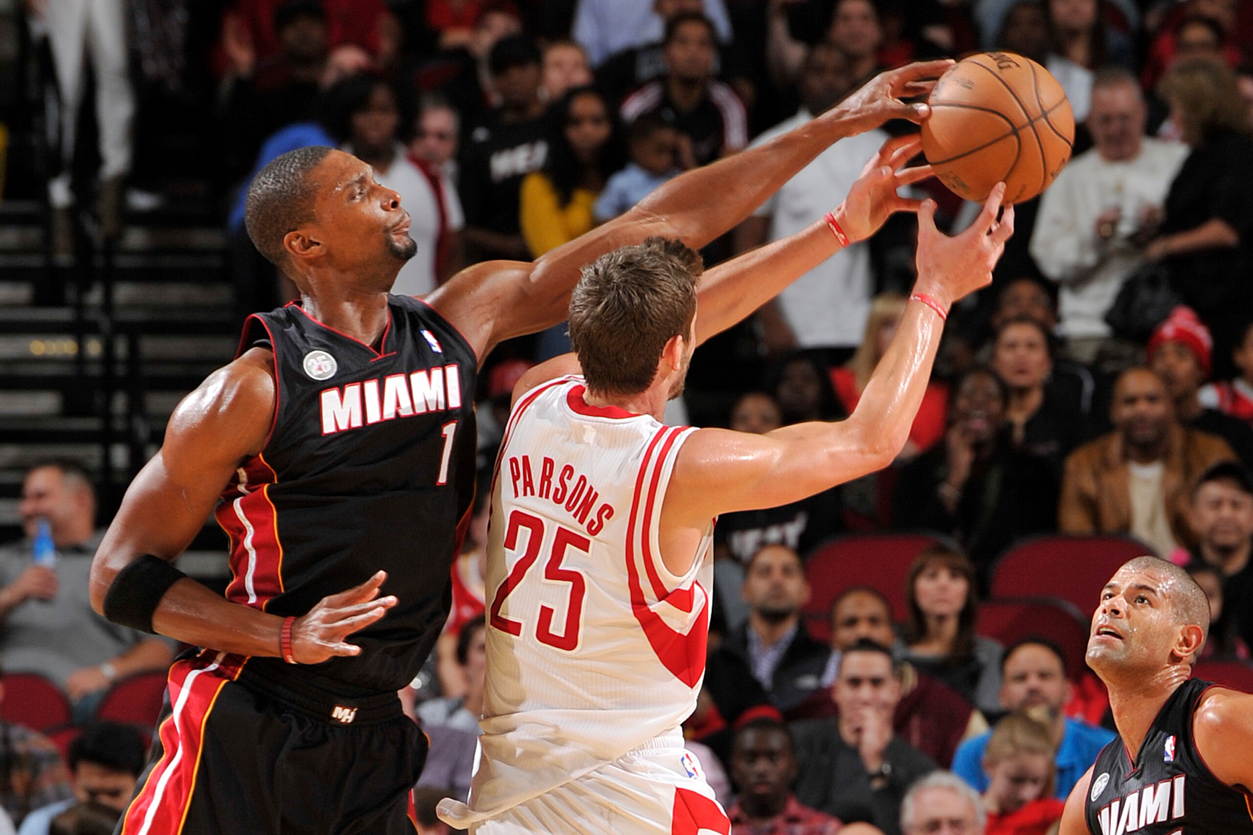HOUSTON, TX - NOVEMBER 12: Chandler Parsons #25 of the Houston Rockets drives to the basket against Chris Bosh #1 of the Miami Heat on November 12, 2012 at the Toyota Center in Houston, Texas. NOTE TO USER: User expressly acknowledges and agrees that, by HOUSTON, TX - NOVEMBER 12: Chandler Parsons #25 of the Houston Rockets drives to the basket against Chris Bosh #1 of the Miami Heat on November 12, 2012 at the Toyota Center in Houston, Texas. NOTE TO USER: User expressly acknowledges and agrees that, by
