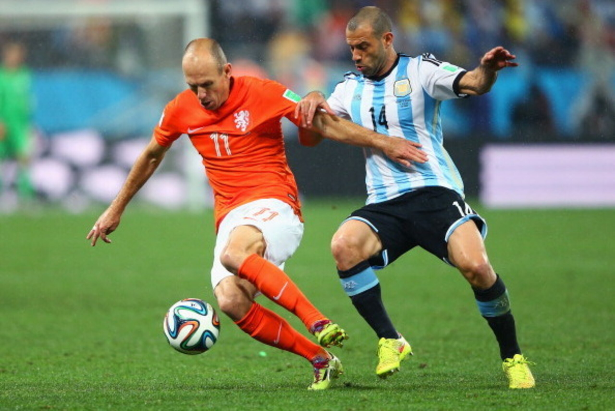 SAO PAULO, BRAZIL - JULY 09: Arjen Robben of the Netherlands is challenged by Javier Mascherano of Argentina during the 2014 FIFA World Cup Brazil Semi Final match between the Netherlands and Argentina at Arena de Sao Paulo on July 9, 2014 in Sao Paulo, B