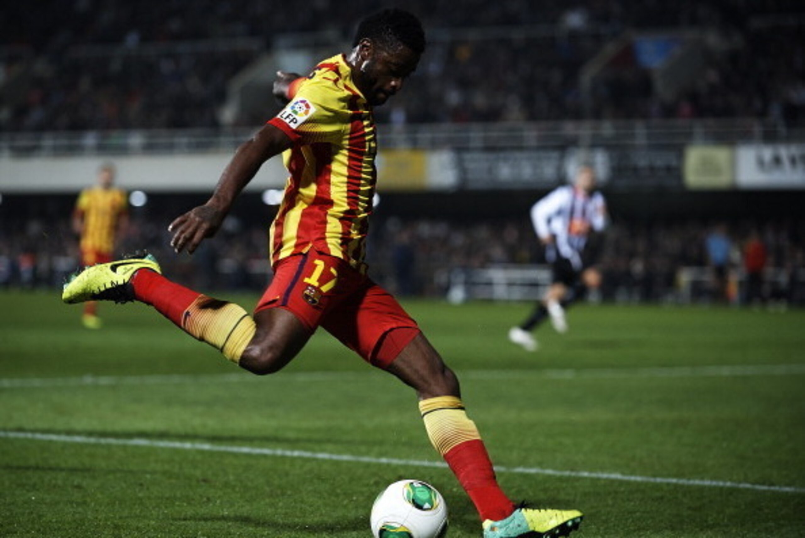 CARTAGENA, SPAIN - DECEMBER 06:  Alex Song of Barcelona in action during the Copa del Rey, Round of 32 match between FC Cartagena and FC Barcelona at Estadio Cartagonova on December 06, 2013 in Cartagena, Spain.  (Photo by Manuel Queimadelos Alonso/Getty 