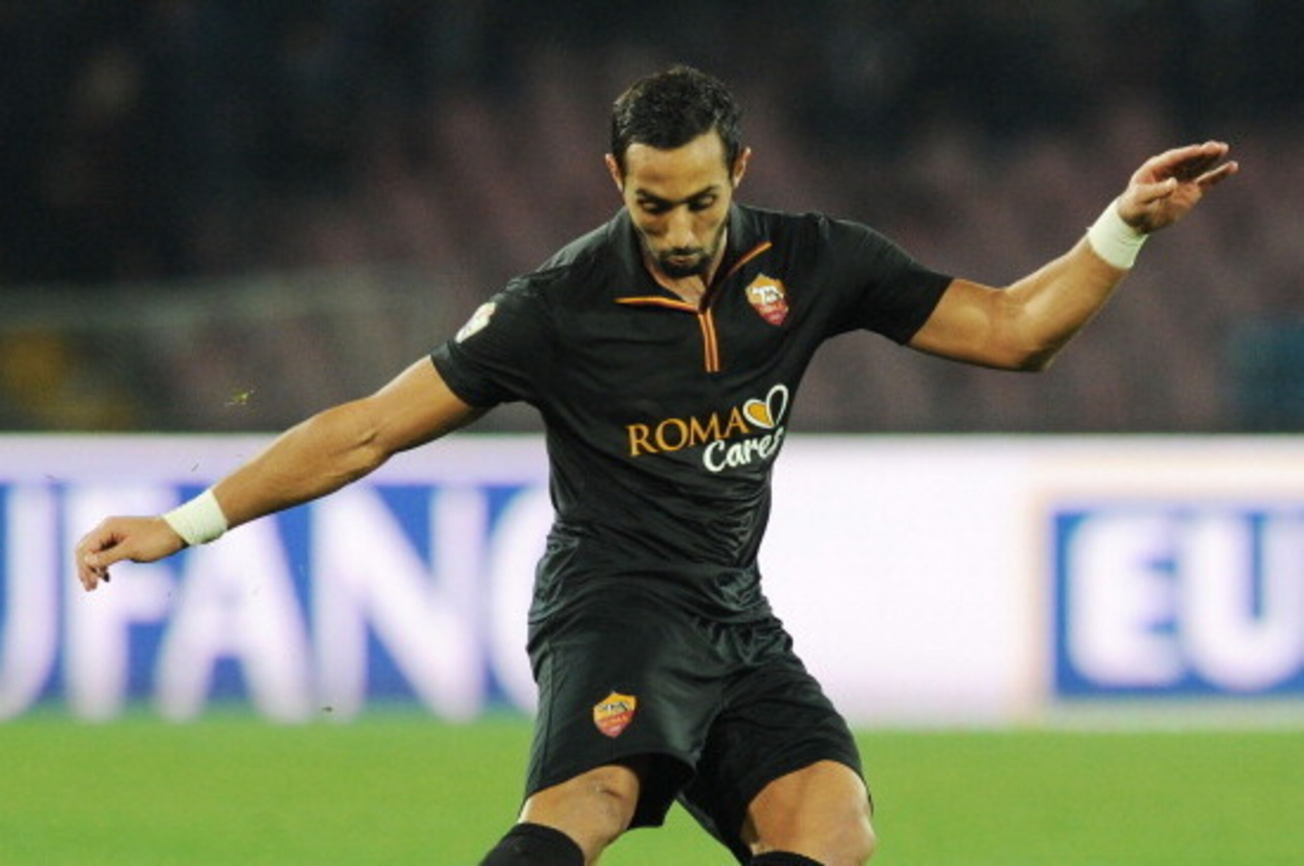 NAPLES, ITALY - FEBRUARY 12:  Mehdi Benatia of Roma in action during the TIM Cup match between SSC Napoli and AS Roma at Stadio San Paolo on February 12, 2014 in Naples, Italy.  (Photo by Giuseppe Bellini/Getty Images)