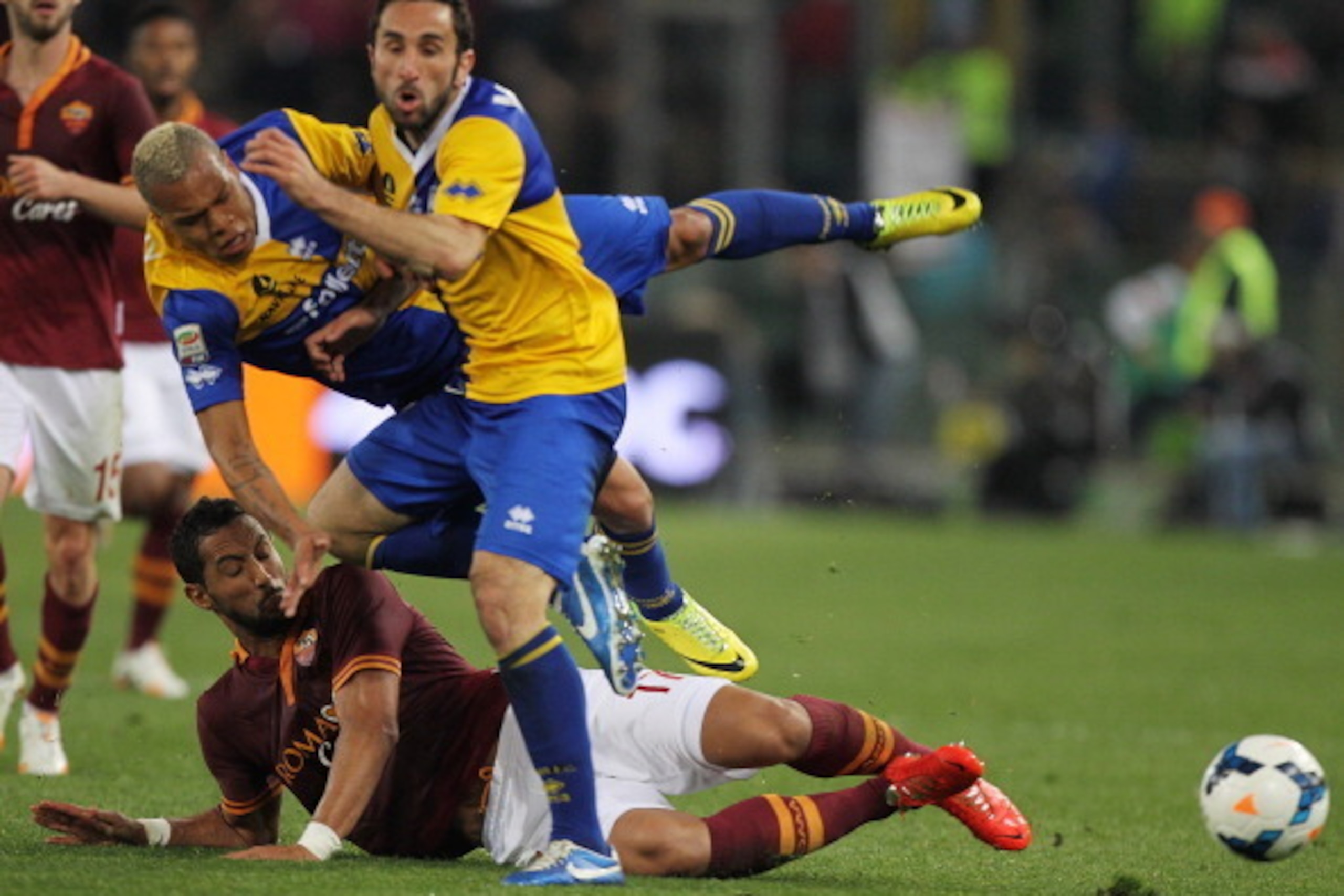 ROME, ITALY - APRIL 02:  Jonathan Biabiany (C) and Cristian Molinaro of FC Parma competes for the ball with Mehdi Benatia of AS Roma during the Serie A match between AS Roma and FC Parma at Olimpico Stadium on April 2, 2014 in Rome, Italy.  (Photo by Paol