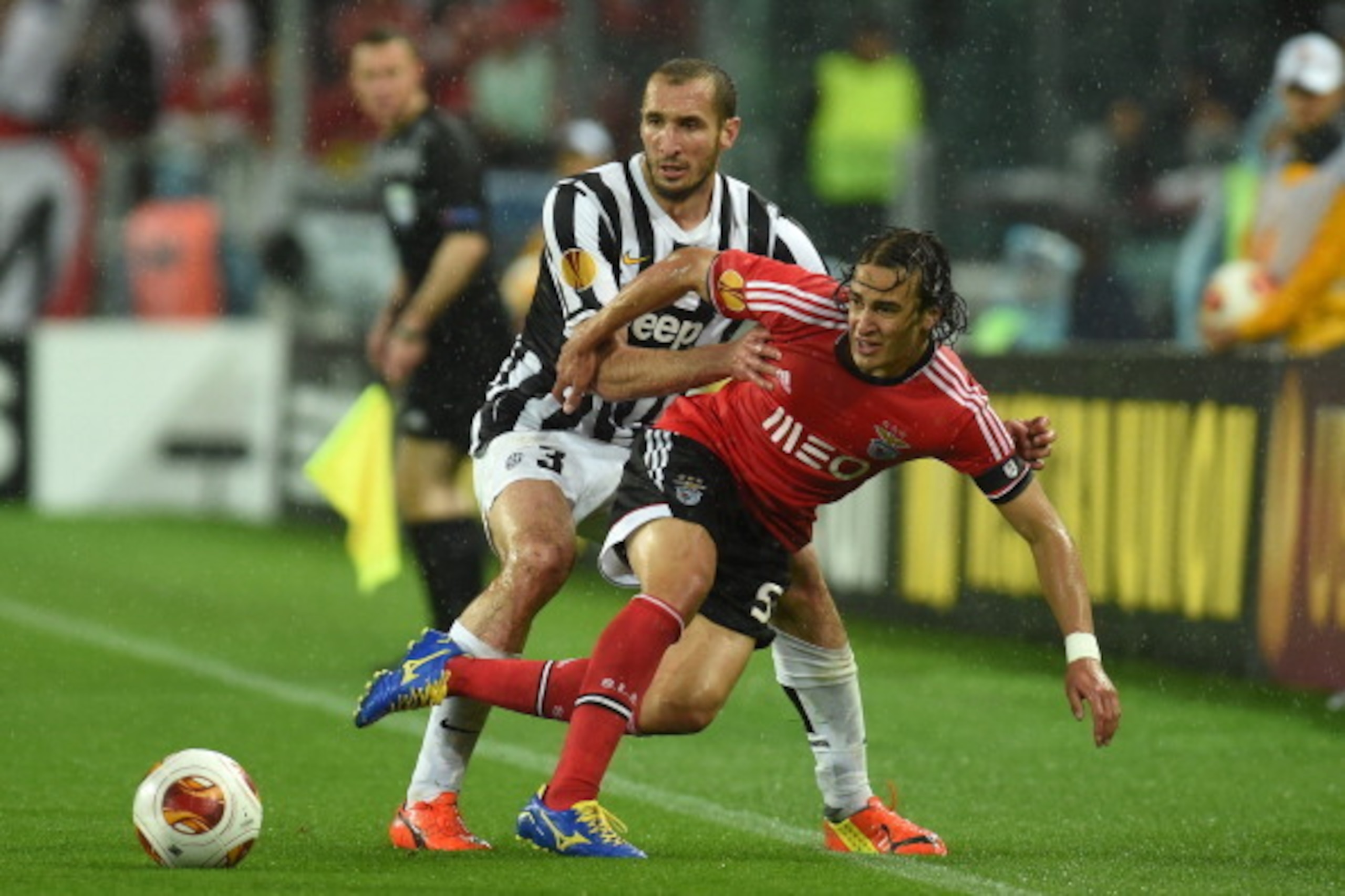TURIN, ITALY - MAY 01:  Giorgio Chiellini (L) of Juventus  tackles Lazar Markovic of SL Benfica durig the UEFA Europa League semi final match between Juventus and SL Benfica at Juventus Arena on May 1, 2014 in Turin, Italy.  (Photo by Valerio Pennicino/Ge