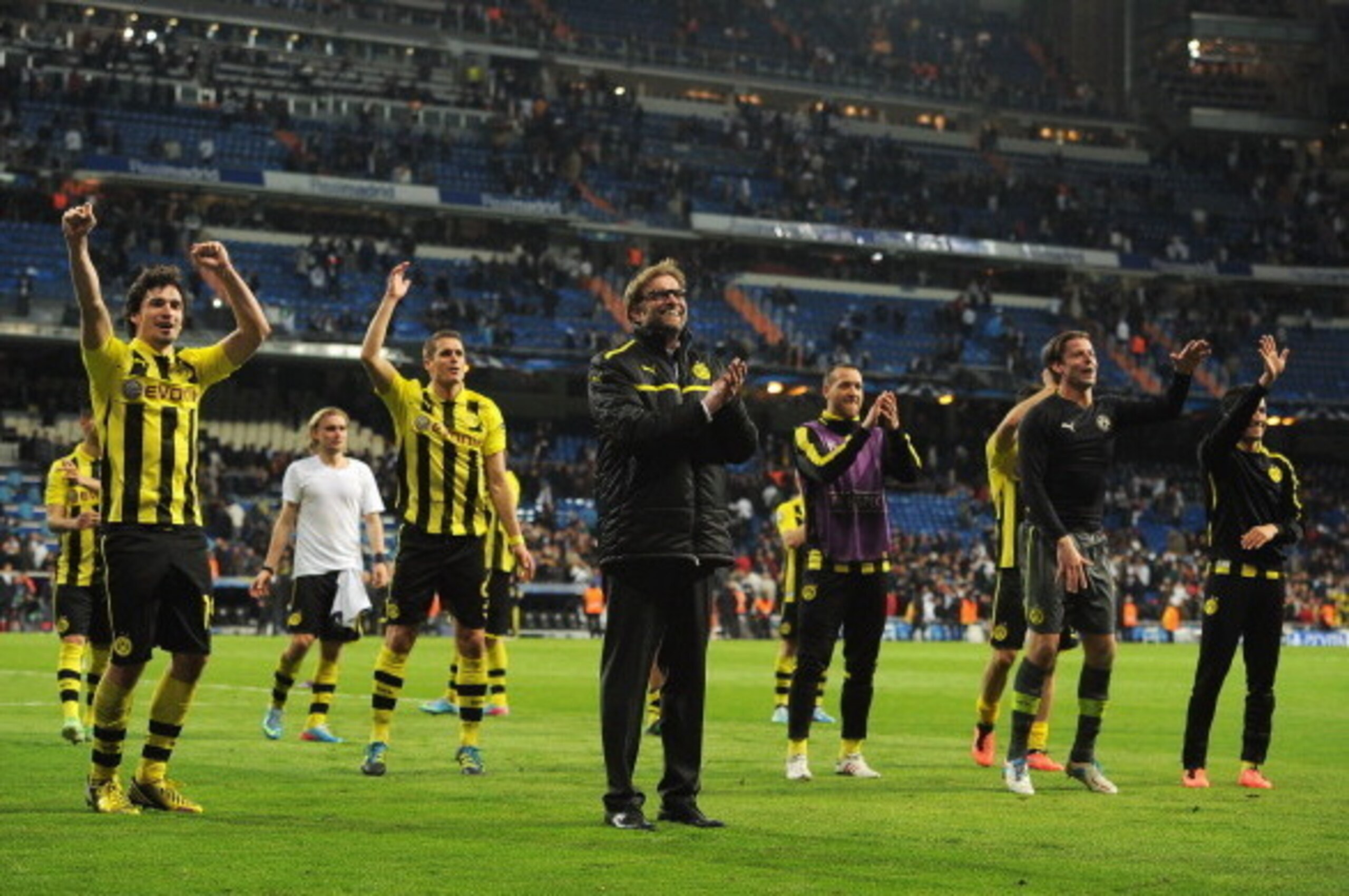MADRID, SPAIN - APRIL 30:  Head Coach Jurgen Klopp of Borussia Dortmund celebrates with players as his team reach the final after the UEFA Champions League Semi Final Second Leg match between Real Madrid and Borussia Dortmund at Estadio Santiago Bernabeu 
