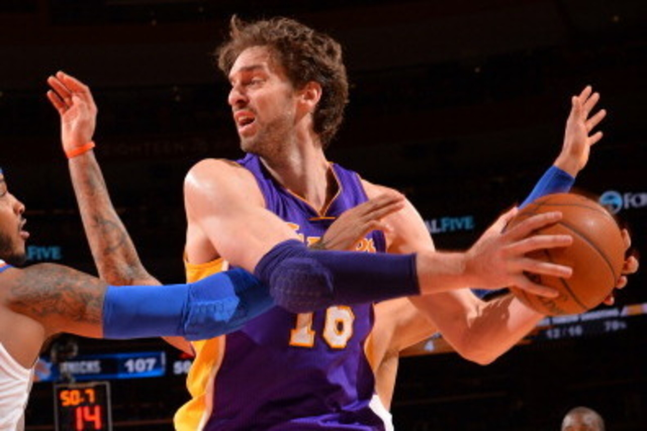 NEW YORK, NY - JANUARY 26: Pau Gasol #16 of the Los Angeles Lakers looks for a pass against the New York Knicks at Madison Square Garden on January 26, 2014 in New York, New York. NOTE TO USER: User expressly acknowledges and agrees that, by downloading a NEW YORK, NY - JANUARY 26: Pau Gasol #16 of the Los Angeles Lakers looks for a pass against the New York Knicks at Madison Square Garden on January 26, 2014 in New York, New York. NOTE TO USER: User expressly acknowledges and agrees that, by downloading a