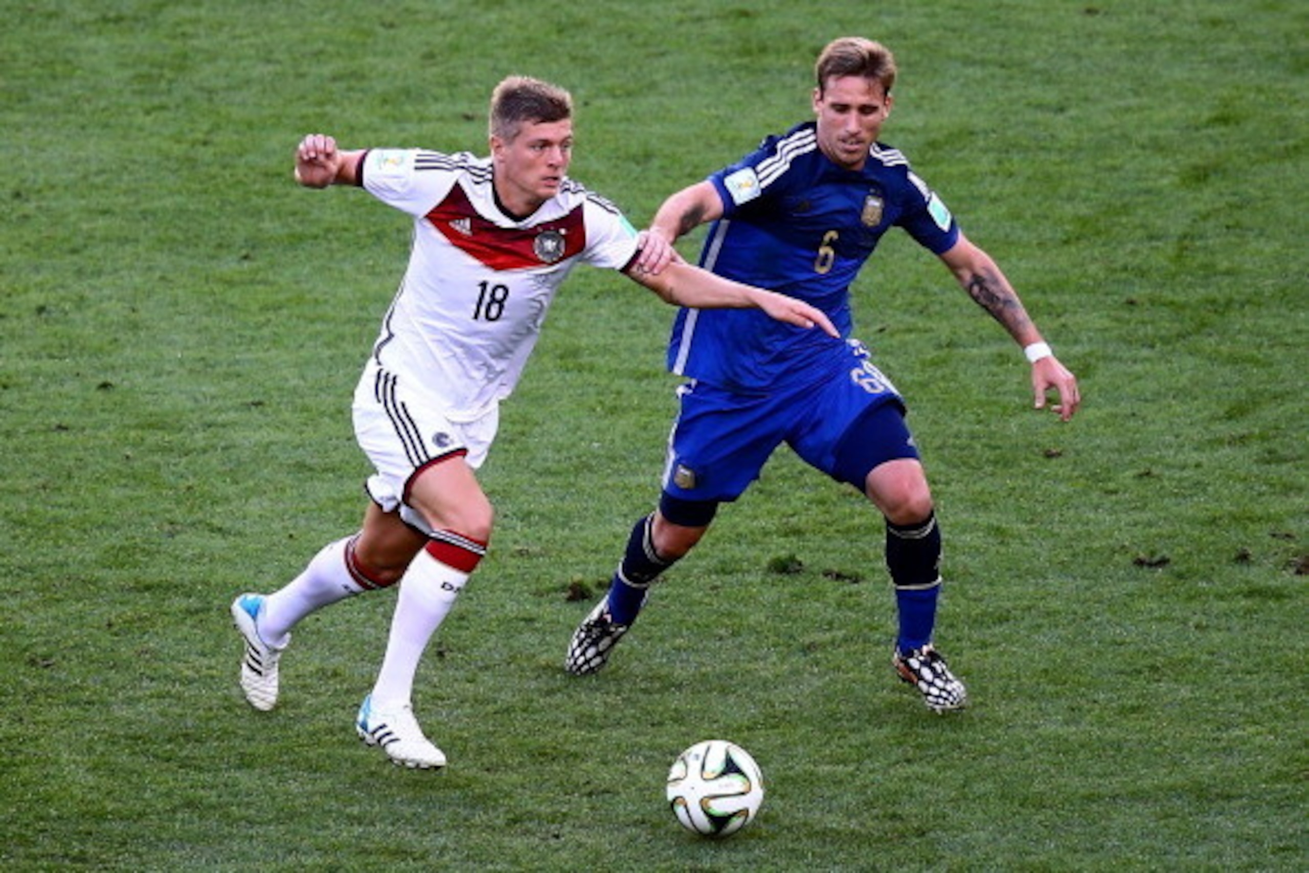 RIO DE JANEIRO, BRAZIL - JULY 13: Toni Kroos of Germany controls the ball against Lucas Biglia of Argentina during the 2014 FIFA World Cup Brazil Final match between Germany and Argentina at Maracana on July 13, 2014 in Rio de Janeiro, Brazil.  (Photo by 