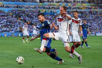 RIO DE JANEIRO, BRAZIL - JULY 13: Benedikt Hoewedes of Germany challenges Ezequiel Lavezzi of Argentina during the 2014 FIFA World Cup Brazil Final match between Germany and Argentina at Maracana on July 13, 2014 in Rio de Janeiro, Brazil. (Photo by Mat RIO DE JANEIRO, BRAZIL - JULY 13: Benedikt Hoewedes of Germany challenges Ezequiel Lavezzi of Argentina during the 2014 FIFA World Cup Brazil Final match between Germany and Argentina at Maracana on July 13, 2014 in Rio de Janeiro, Brazil. (Photo by Mat