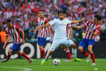LISBON, PORTUGAL - MAY 24:  Sami Khedira of Real Madrid and Tiago of Club Atletico de Madrid battle for the ball uring the UEFA Champions League Final between Real Madrid and Atletico de Madrid at Estadio da Luz on May 24, 2014 in Lisbon, Portugal.  (Phot