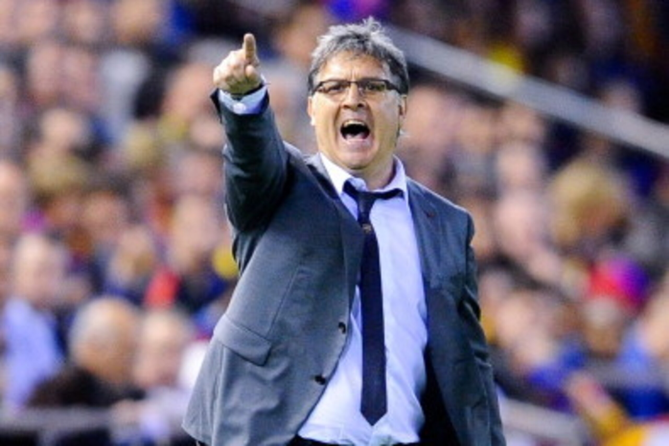 VALENCIA, SPAIN - APRIL 16: Head coach Gerardo 'Tata' Martino of FC Barcelona directs his players during the Copa del Rey Final between Real Madrid and FC Barcelona at Estadio Mestalla on April 16, 2014 in Valencia, Spain.  (Photo by David Ramos/Getty Ima