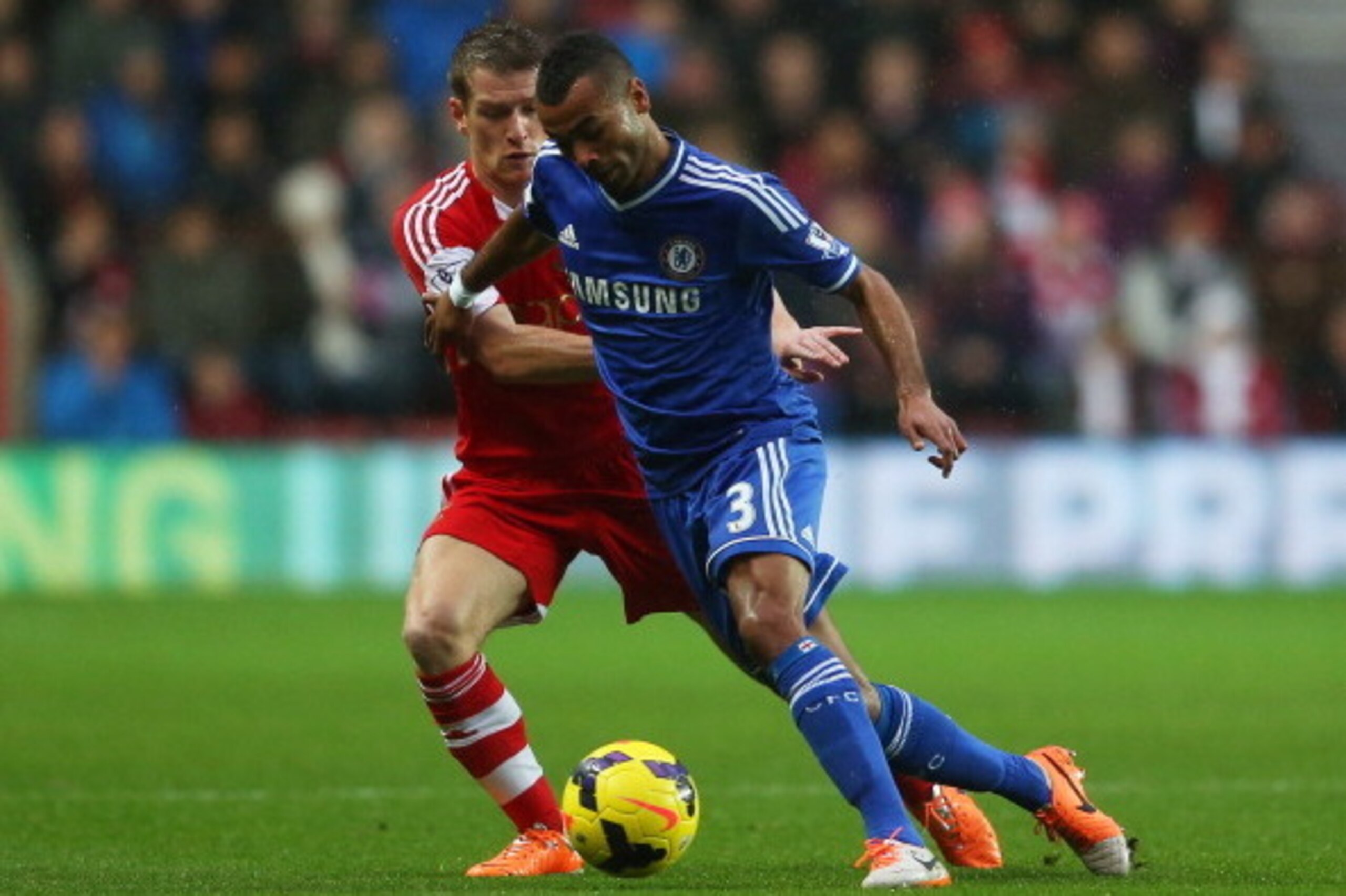 SOUTHAMPTON, ENGLAND - JANUARY 01:  Ashley Cole of Chelsea holds off Steven Davis of Southampton during the Barclays Premier League match between Southampton and Chelsea at St Mary's Stadium on January 1, 2014 in Southampton, England.  (Photo by Warren Li