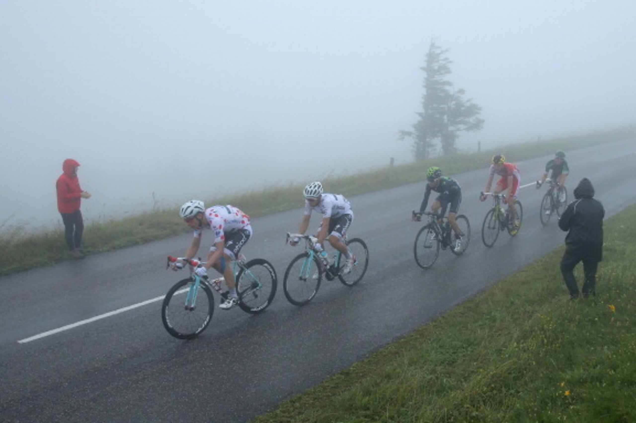 SONDEMACH, FRANCE - JULY 14: The breakaway desends the Col du Platzerwasel in heavy fog during stage ten of the 2014 Le Tour de France from Mulhouse to La Planche des Belles Filles on July 14, 2014 in Sondemach, France. (Photo by Doug Pensinger/Getty Im SONDEMACH, FRANCE - JULY 14: The breakaway desends the Col du Platzerwasel in heavy fog during stage ten of the 2014 Le Tour de France from Mulhouse to La Planche des Belles Filles on July 14, 2014 in Sondemach, France. (Photo by Doug Pensinger/Getty Im