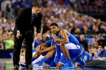 ARLINGTON, TX - APRIL 07: Head coach John Calipari speaks to Andrew Harrison #5 of the Kentucky Wildcats during the NCAA Men's Final Four Championship against the Connecticut Huskies at AT&T Stadium on April 7, 2014 in Arlington, Texas.  (Photo by Ronald 