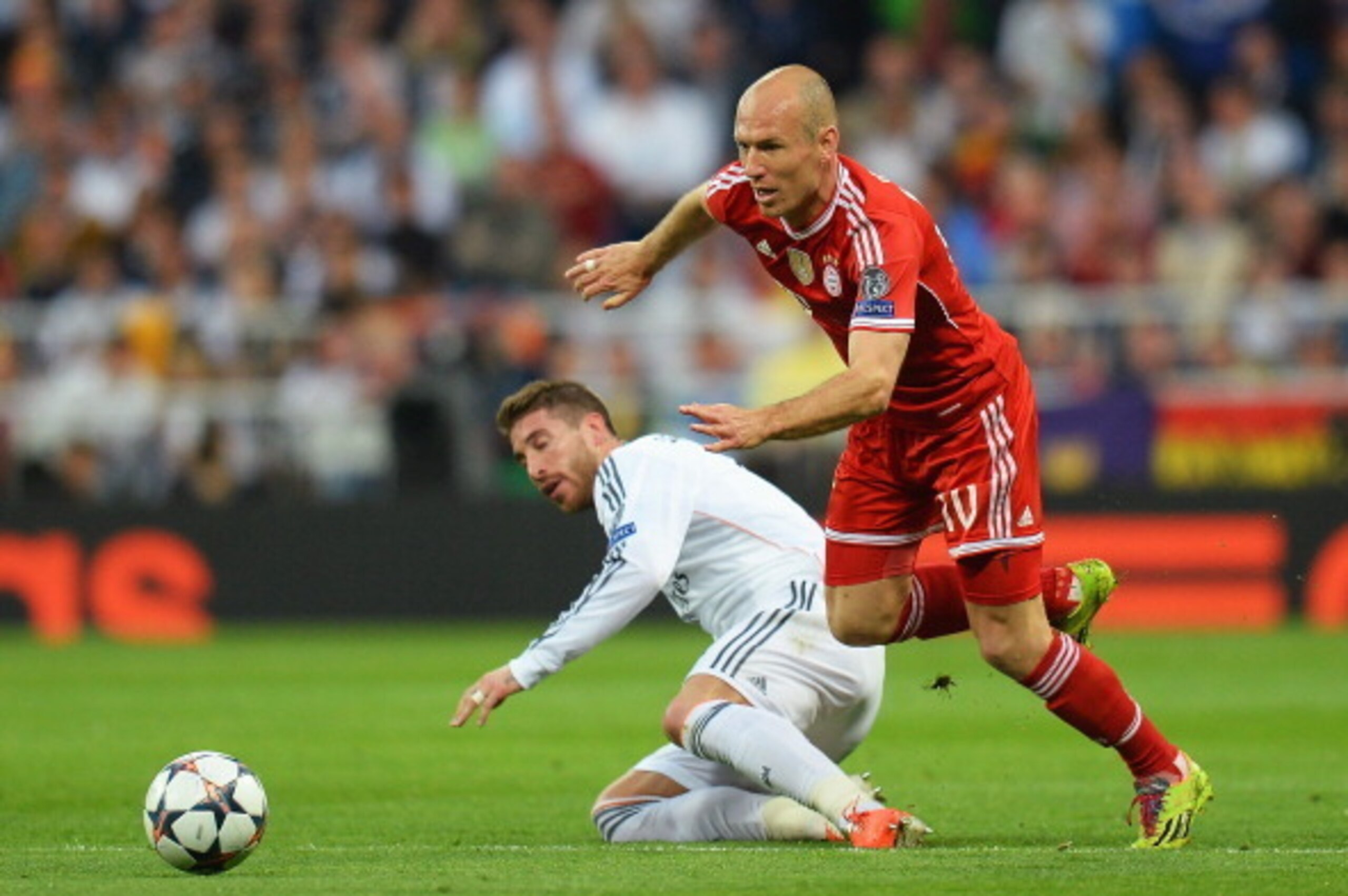 MADRID, SPAIN - APRIL 23:  Arjen Robben of Bayern Muenchen takes on Sergio Ramos of Real Madrid during the UEFA Champions League semi-final first leg match between Real Madrid and FC Bayern Muenchen at the Estadio Santiago Bernabeu on April 23, 2014 in Ma
