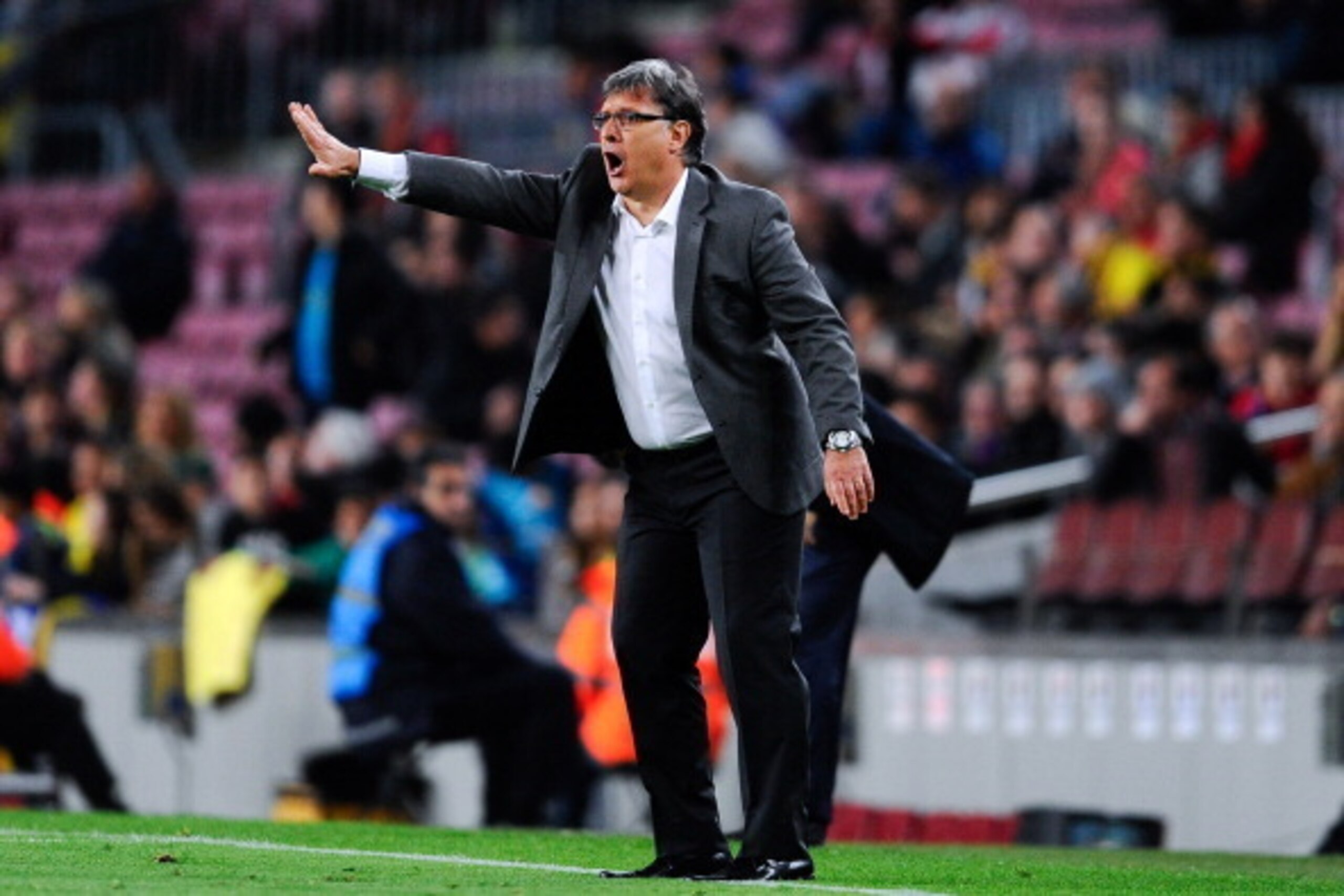 BARCELONA, SPAIN - APRIL 20:  Head coach Gerardo 'Tata' Martino of FC Barcelona directs his players during the La Liga match between FC Barcelona and Athletic Club at Camp Nou on April 20, 2014 in Barcelona, Spain.  (Photo by David Ramos/Getty Images)