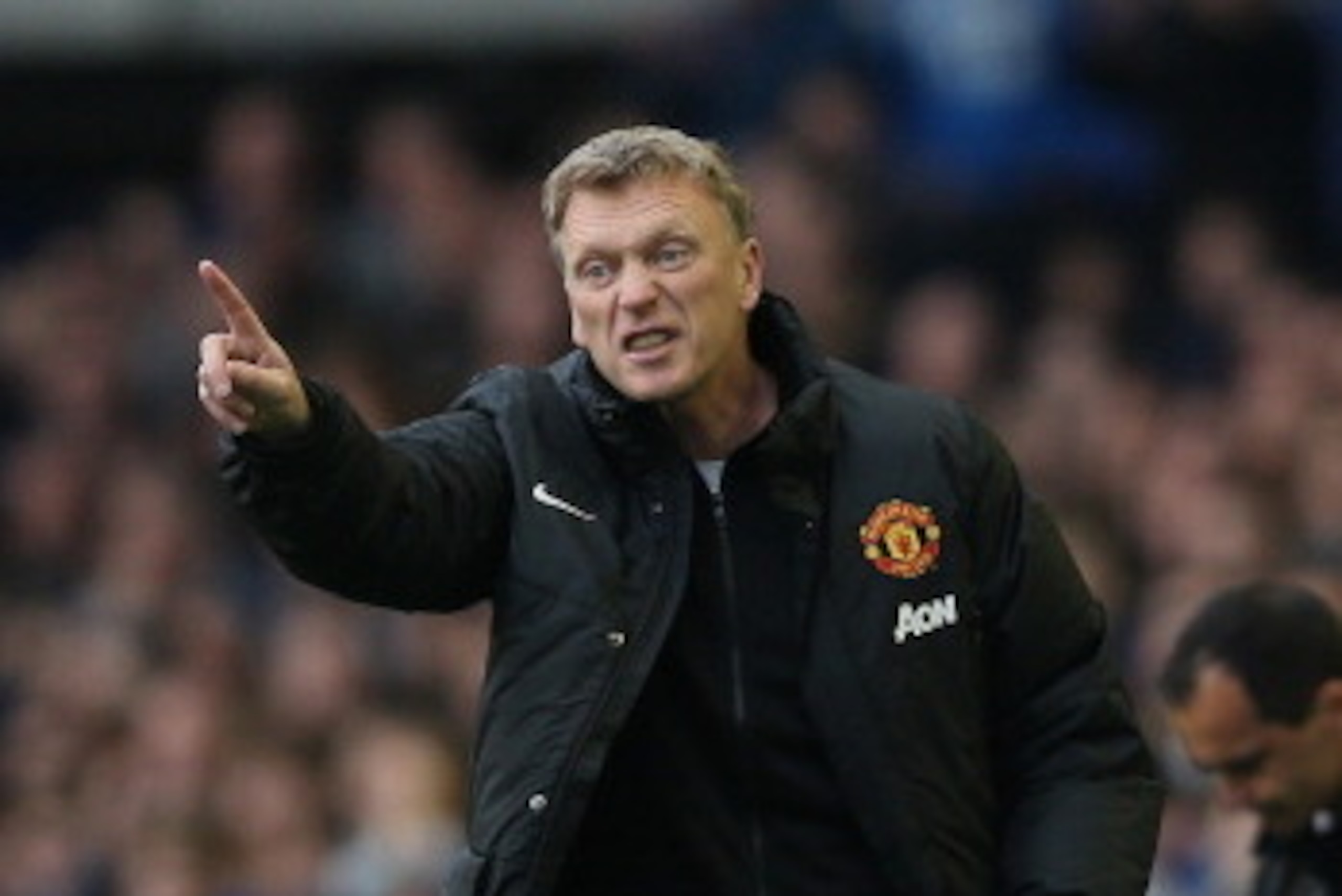 LIVERPOOL, ENGLAND - APRIL 20:  Manchester United manager David Moyes gives instructions to his team during the Barclays Premier League match between Everton and Manchester United at Goodison Park on April 20, 2014 in Liverpool, England.  (Photo by Clive 