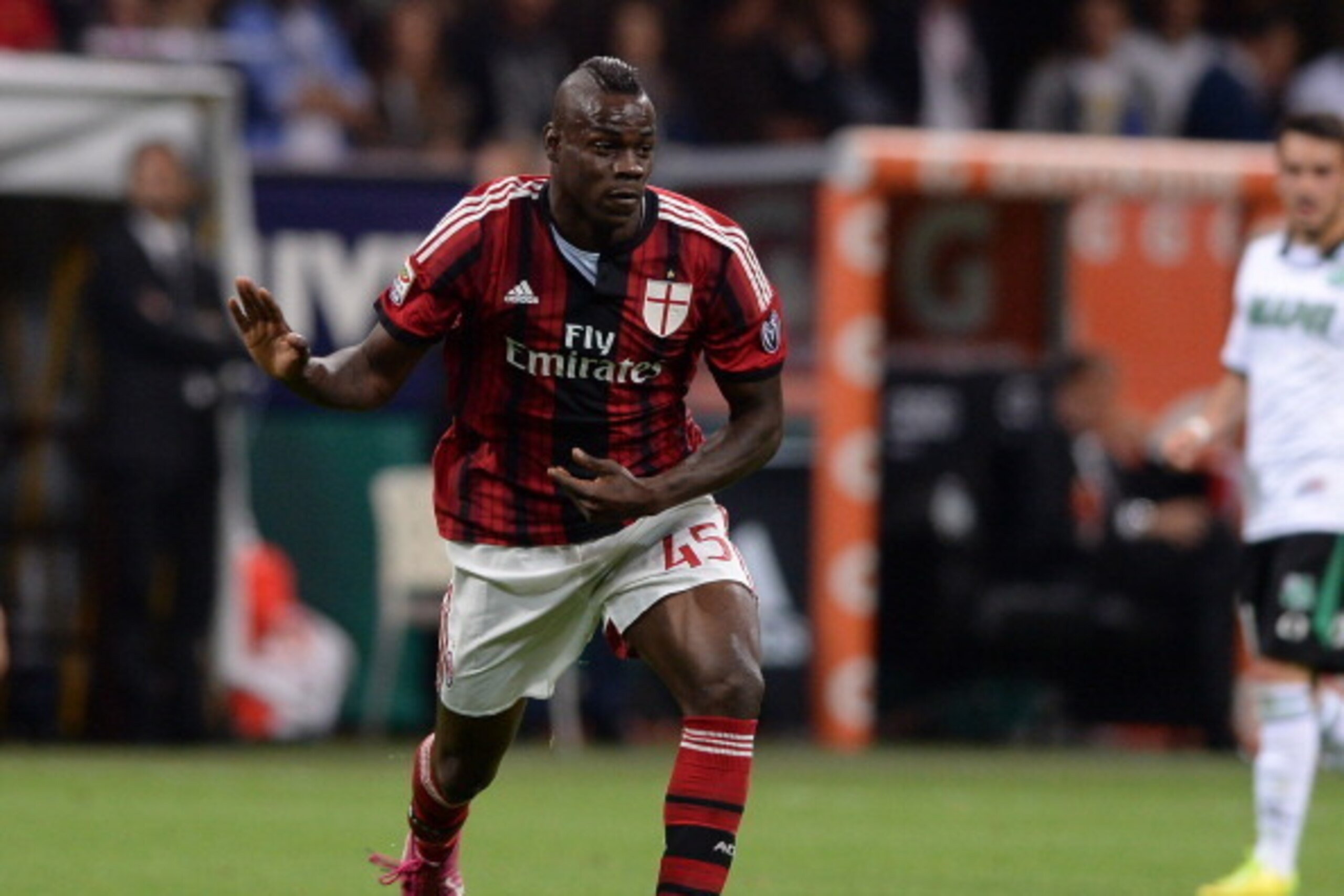 MILAN, ITALY - MAY 18:  Mario Balotelli of AC Milan in action during the Serie A match between AC Milan and US Sassuolo Calcio at San Siro Stadium on May 18, 2014 in Milan, Italy.  (Photo by Claudio Villa/Getty Images)