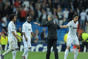 MADRID, SPAIN - MARCH 14:  Real Madrid head coach Jose Mourinho shakes hands with Sami Khedira (R) and Marcelo after Real Madrid beat PFC CSKA Moskva 4-1 in the UEFA Champions League Round of 16 second leg match between Real Madrid and PFC CSKA Moskva at 