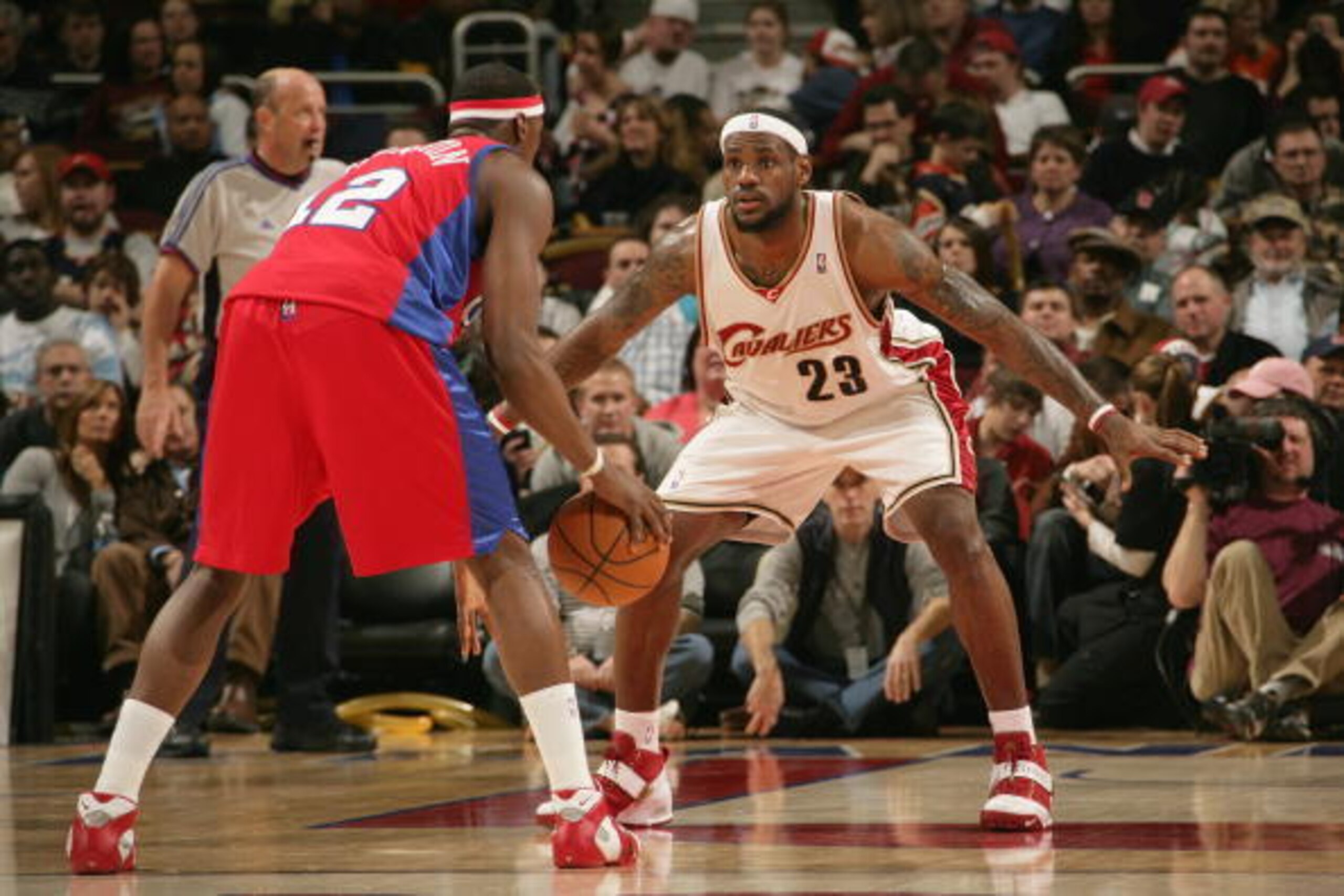 CLEVELAND - FEBRUARY 2:  LeBron James #23 of the Cleveland Cavaliers defends against Al Thornton #12 of the Los Angeles Clippers during the game on February 2, 2008 at The Quicken Loans Arena in Cleveland, Ohio. The Cavaliers won 98-84. NOTE TO USER: User