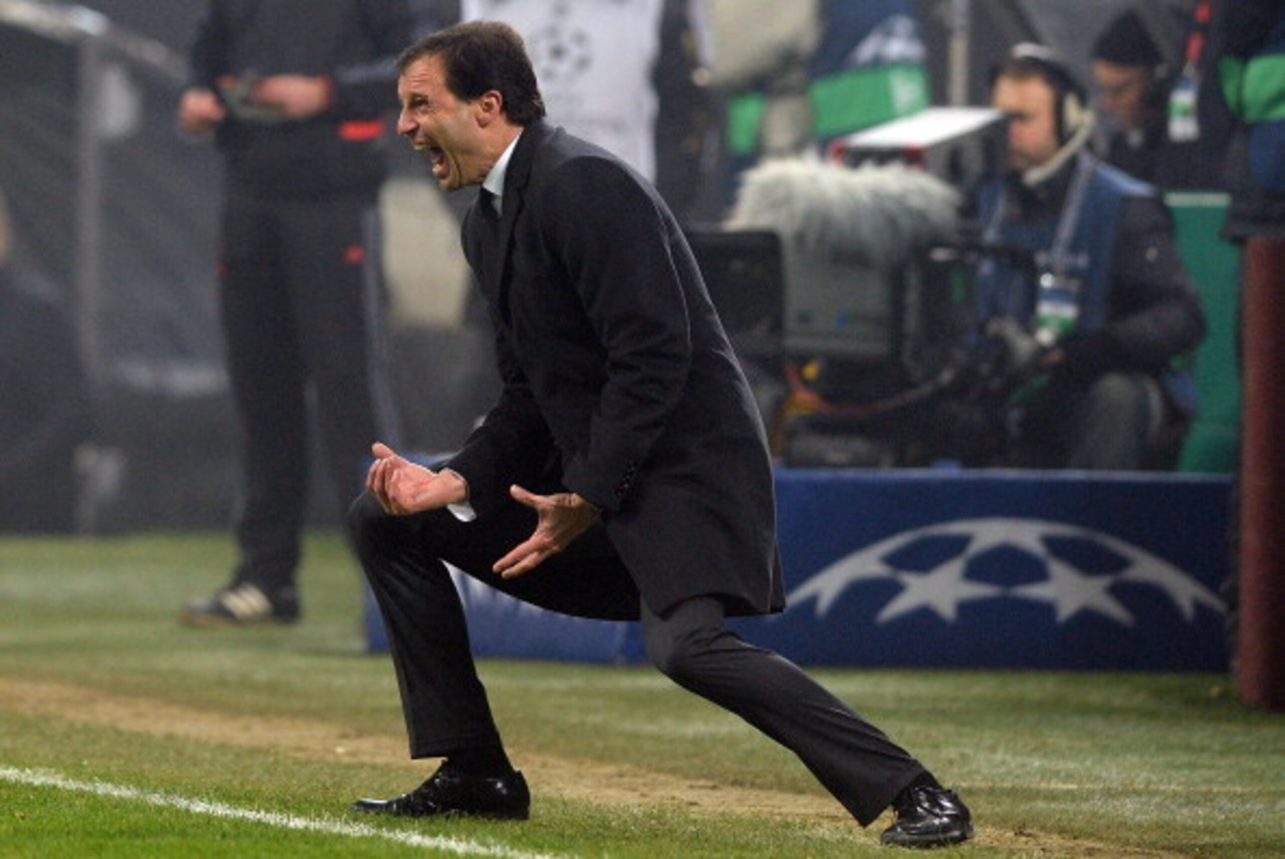 MILAN, ITALY - DECEMBER 11:  Head coach AC Milan Massimiliano Allegri reacts during the UEFA Champions League Group H match between AC Milan and Ajax Amsterdam at Stadio Giuseppe Meazza on December 11, 2013 in Milan, Italy.  (Photo by Claudio Villa/Getty 