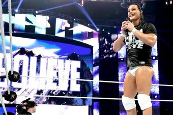 Bo "motivates" the crowd