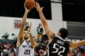 Jones (right) with the Kings at the Las Vegas Summer League