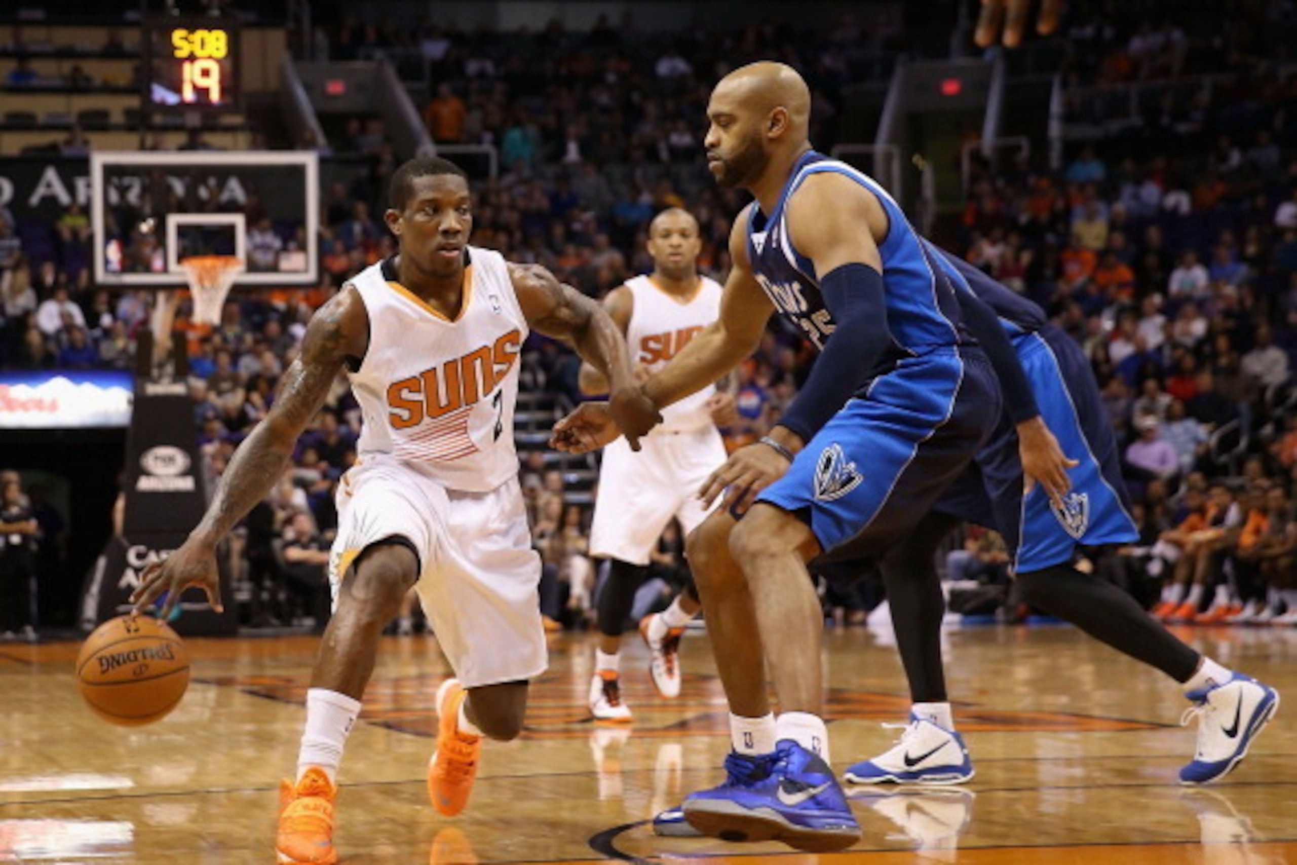 PHOENIX, AZ - DECEMBER 21:  Eric Bledsoe #2 of the Phoenix Suns handles the bal guarded by Vince Carter #25 of the Dallas Mavericks during the NBA game at US Airways Center on December 21, 2013 in Phoenix, Arizona. The Suns defeated the Mavericks 123-108.