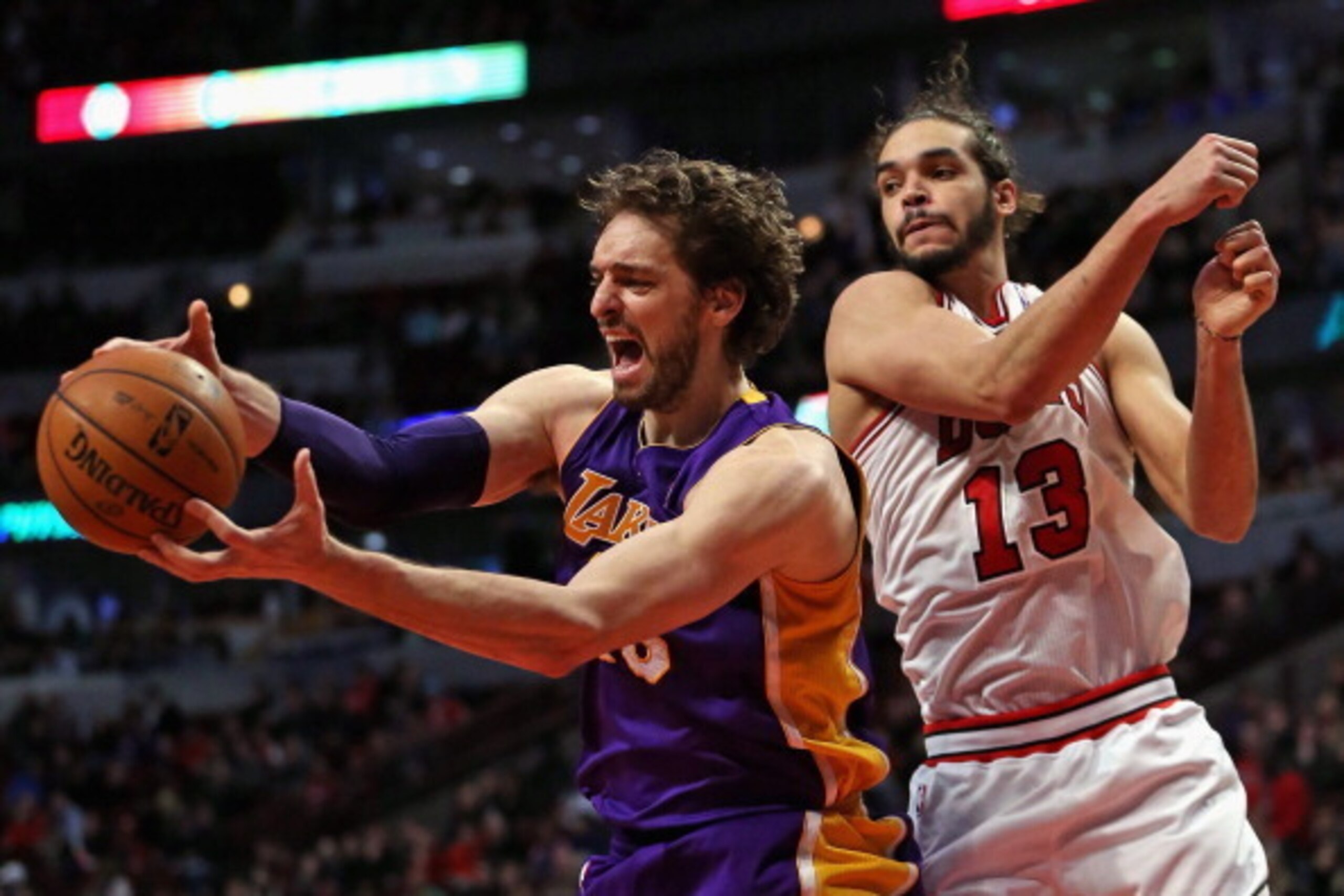 CHICAGO, IL - JANUARY 20:Pau Gasol #16 of the Los Angeles Lakers rebounds next to Joakim Noah #13 of the Chicago Bulls at the United Center on January 20, 2014 in Chicago, Illinois. The Bulls defeated the Lakers 102-100 in overtime. NOTE TO USER: User exp