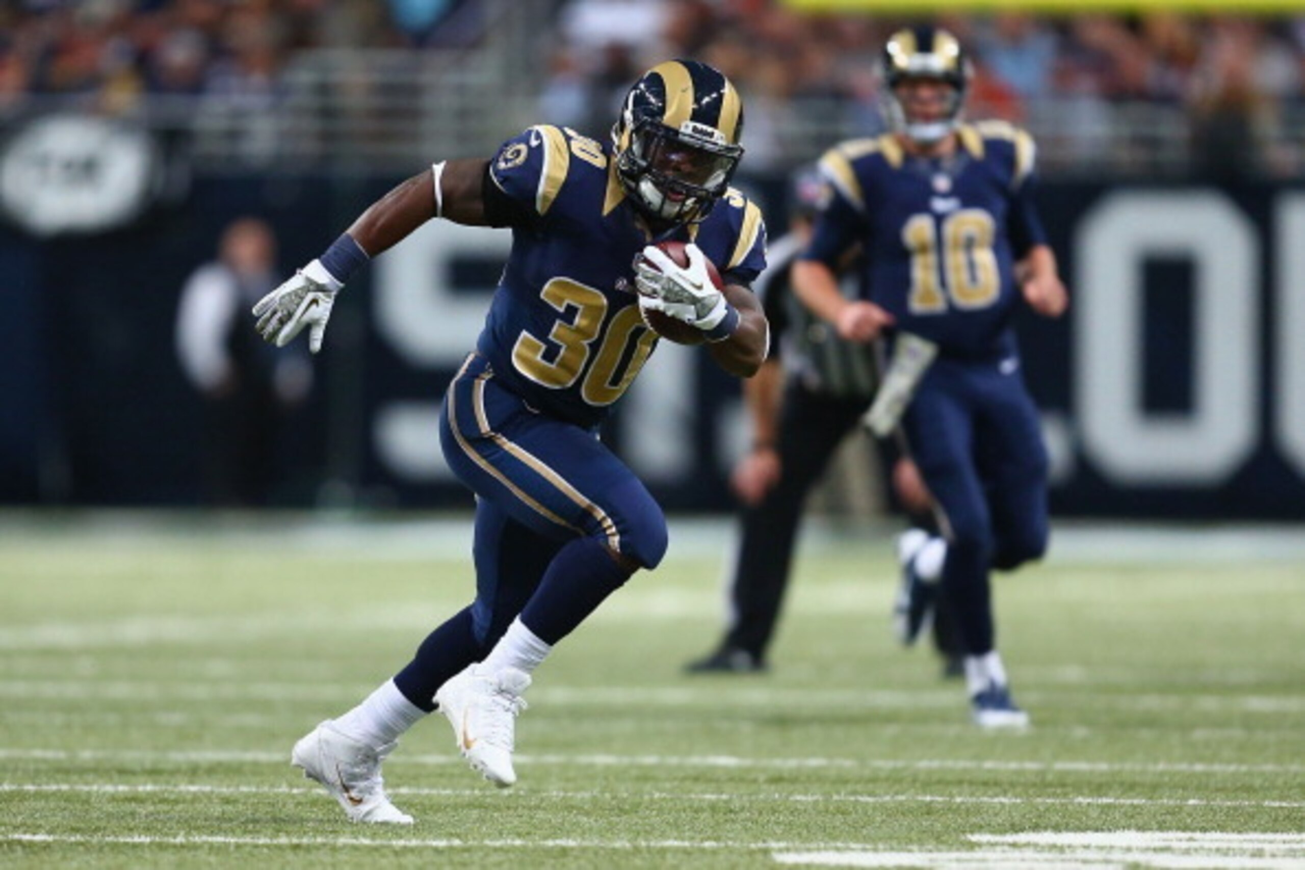 ST. LOUIS, MO - NOVEMBER 24: Zac Stacy #30 of the St. Louis Rams rushes against the Chicago Bears at the Edward Jones Dome on November 24, 2013 in St. Louis, Missouri.  (Photo by Dilip Vishwanat/Getty Images)