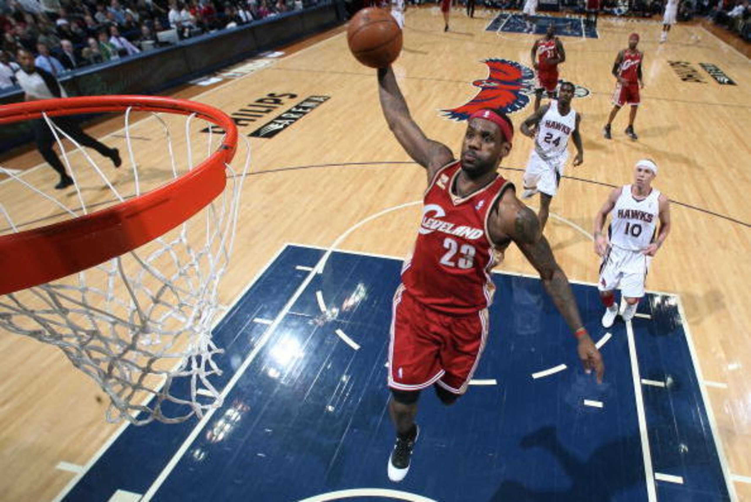 ATLANTA - DECEMBER 29: LeBron James #23 of the Cleveland Cavaliers dunks against the Atlanta Hawks on December 29, 2009 at Philips Arena in Atlanta, Georgia.  NOTE TO USER: User expressly acknowledges and agrees that, by downloading and/or using this Phot