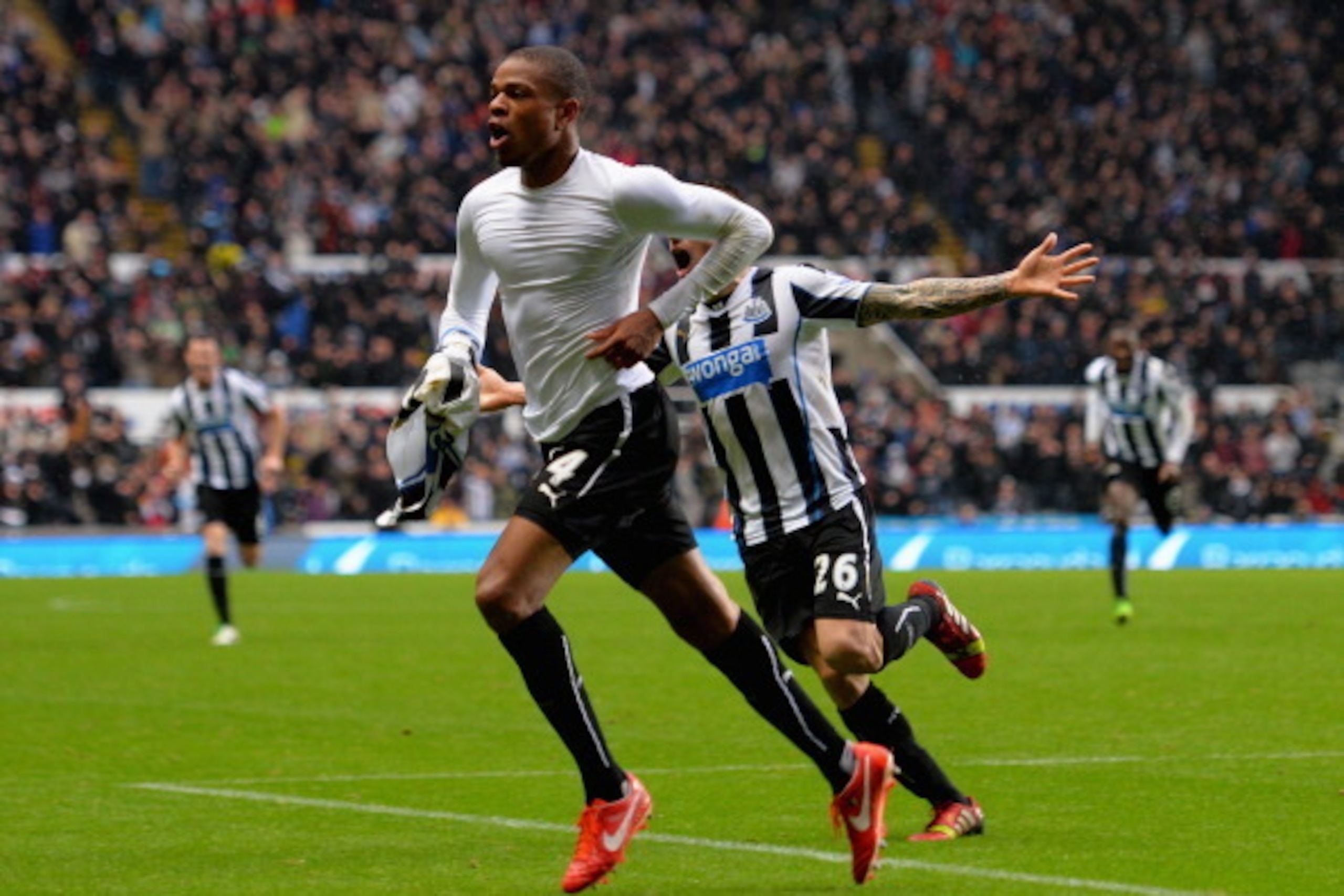 NEWCASTLE UPON TYNE, ENGLAND - NOVEMBER 02:  Loic Remy of Newcastle United celebrates scoring their second goal during the Barclays Premier League match between Newcastle United and Chelsea at St James' Park on November 2, 2013 in Newcastle upon Tyne, Eng