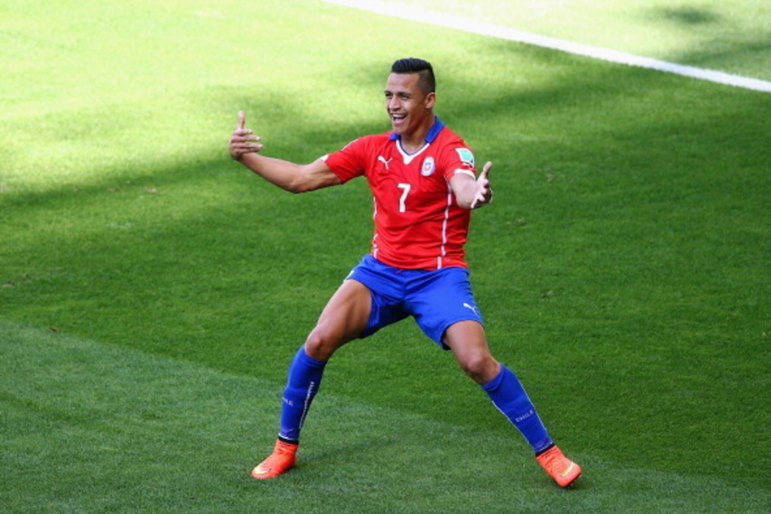 BELO HORIZONTE, BRAZIL - JUNE 28:  Alexis Sanchez of Chile celebrates scoring his team's first goal during the 2014 FIFA World Cup Brazil round of 16 match between Brazil and Chile at Estadio Mineirao on June 28, 2014 in Belo Horizonte, Brazil.  (Photo by