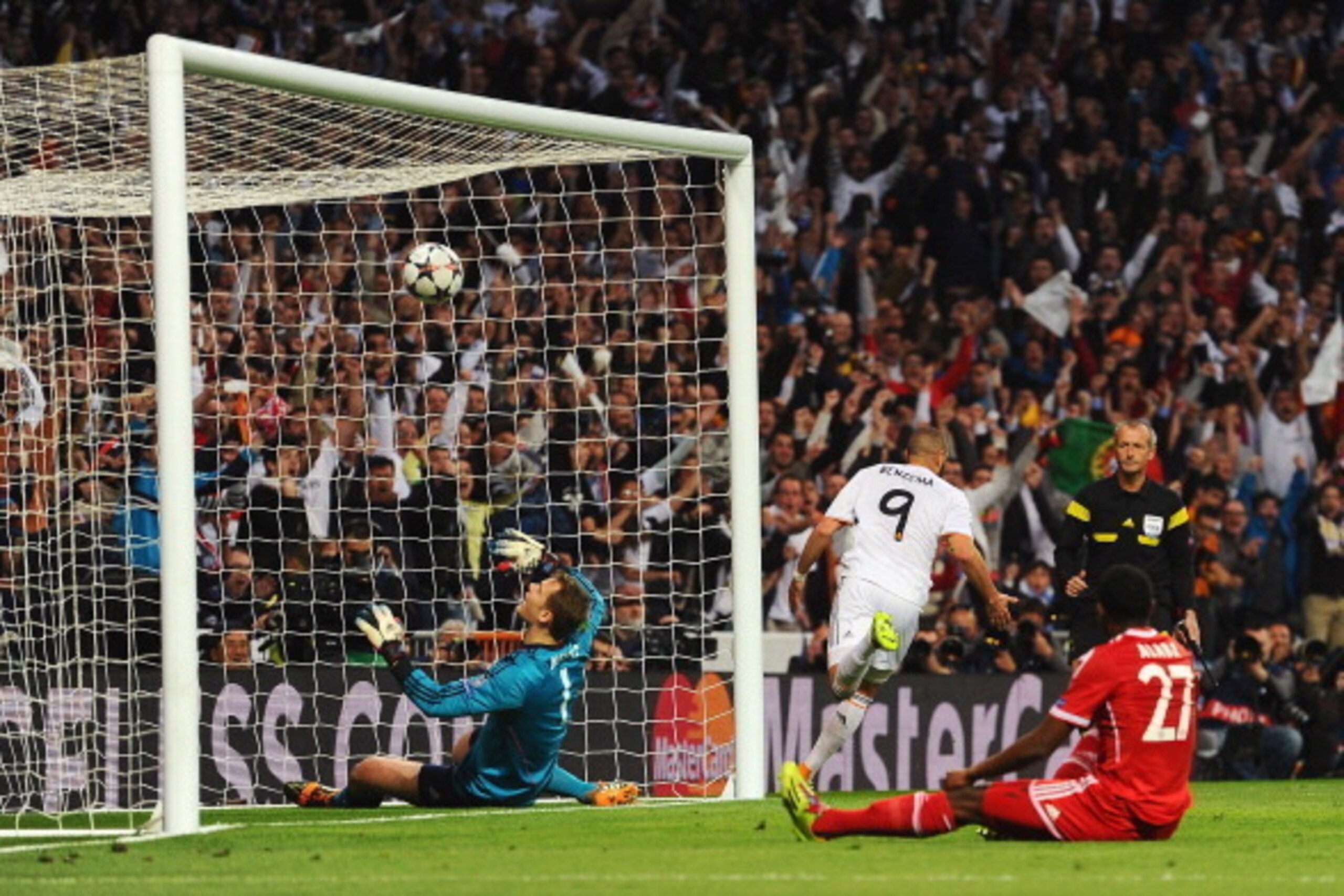 MADRID, SPAIN - APRIL 23:  Karim Benzema of Real Madrid scores the opening goal past goalkeeper Manuel Neuer of Bayern Muenchen during the UEFA Champions League semi-final first leg match between Real Madrid and FC Bayern Muenchen at the Estadio Santiago 