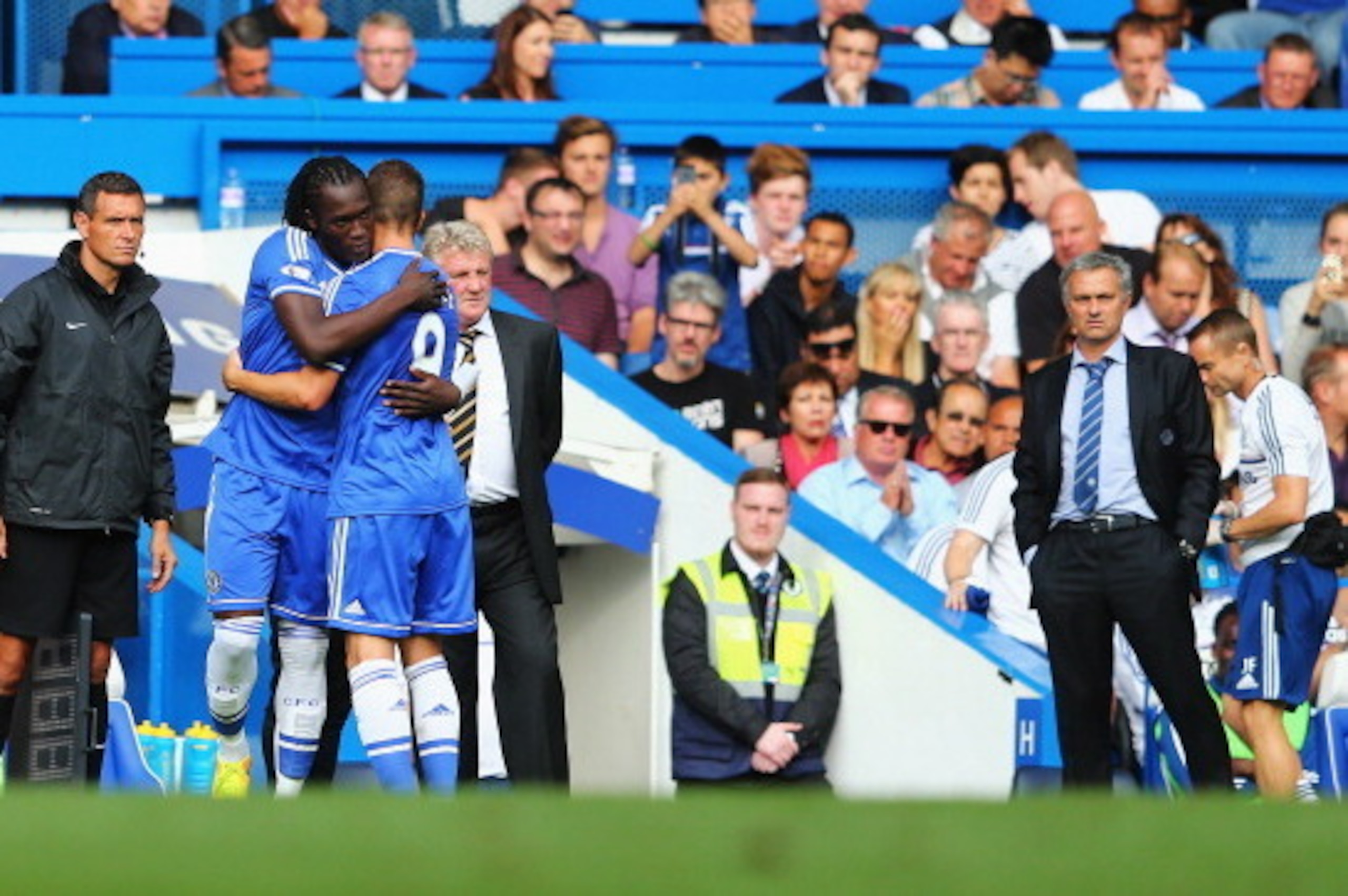 LONDON, ENGLAND - AUGUST 18:  Chelsea manager Jose Mourinho looks on as substitute Romelu Lukaku of Chelsea comes on for Fernando Torres during the Barclays Premier League match between Chelsea and Hull City at Stamford Bridge on August 18, 2013 in London