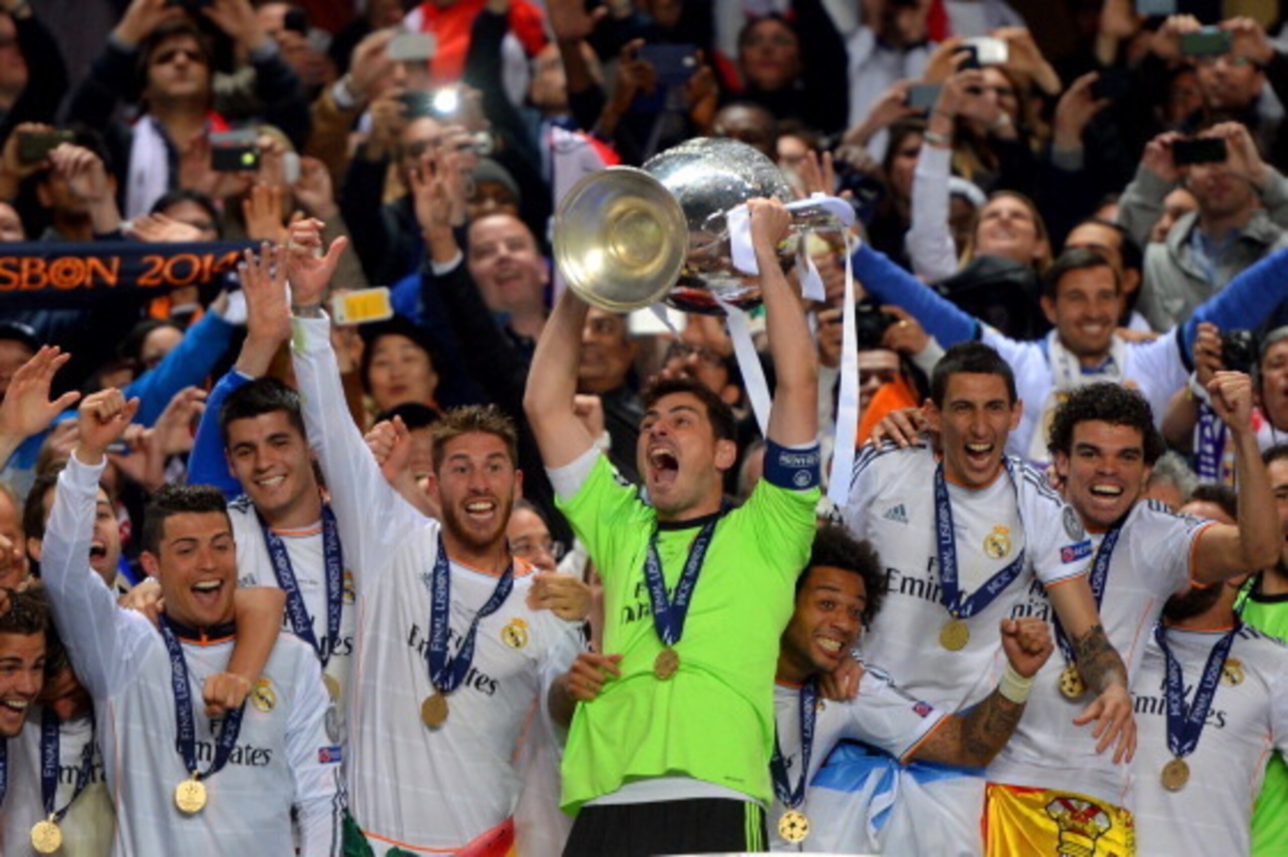 LISBON, PORTUGAL - MAY 24:  Iker Casillas of Real Madrid lifts the Champions League trophy during the UEFA Champions League Final between Real Madrid and Atletico de Madrid at Estadio da Luz on May 24, 2014 in Lisbon, Portugal.  (Photo by Michael Regan/Ge