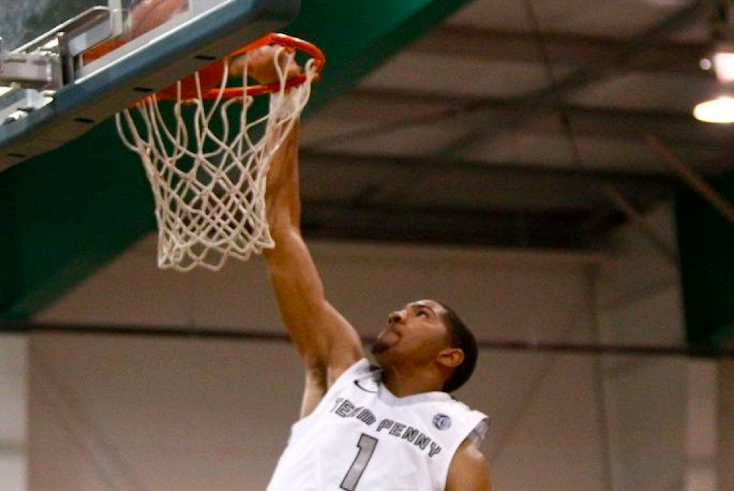 Dedric Lawson throws down a dunk in an EYBL game earlier this summer. Lawson is one of the top wing prospects in the 2016 class.