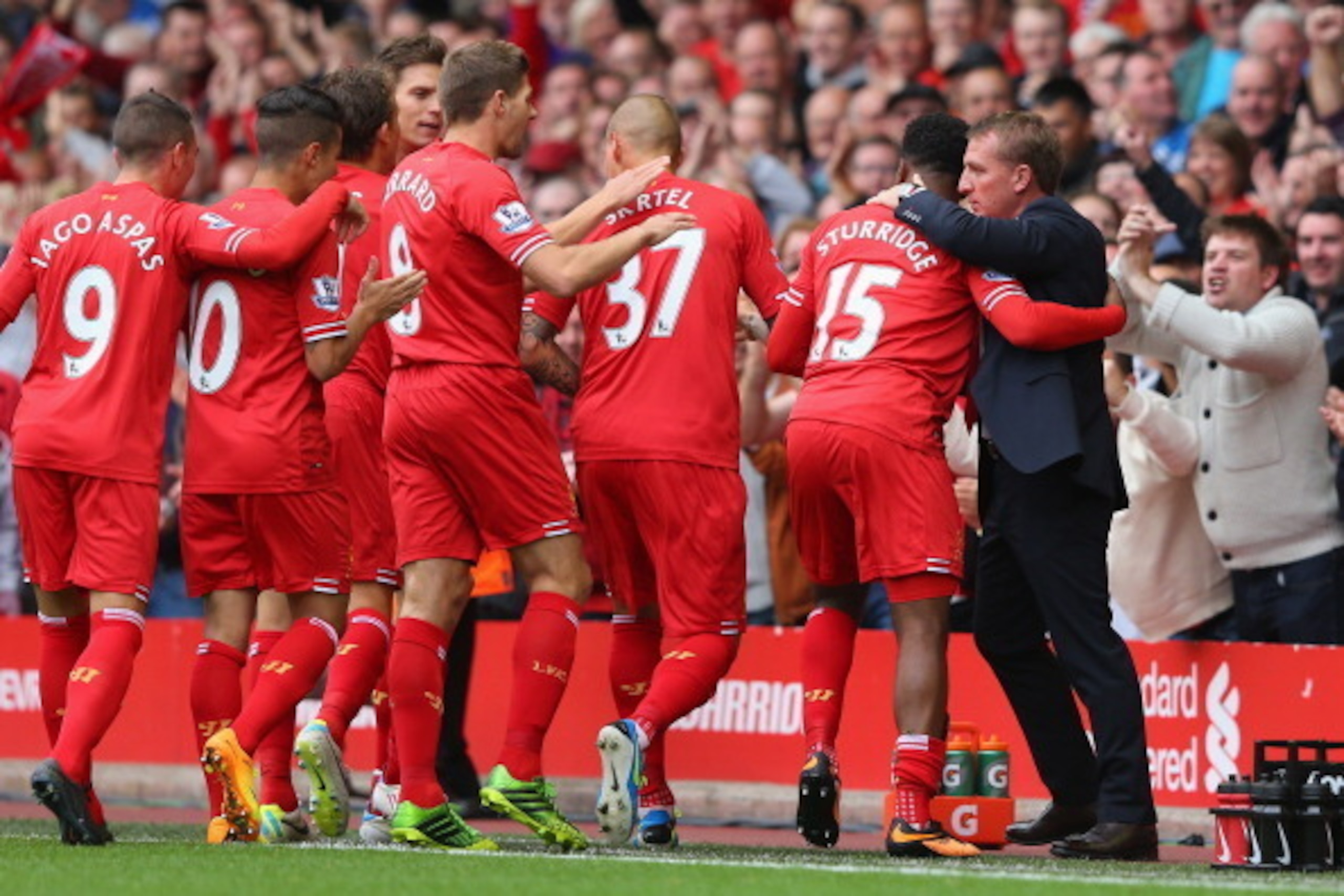 LIVERPOOL, ENGLAND - SEPTEMBER 01:  Daniel Sturridge of Liverpool celebrates scoring the opening goal with Manager Brendan Rodgers during the Barclays Premier League match between Liverpool and Manchester United at Anfield on September 01, 2013 in Liverpo