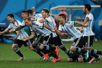 SAO PAULO, BRAZIL - JULY 09:  Lionel Messi, Pablo Zabaleta, Martin Demichelis, Marcos Rojo, Lucas Biglia, Javier Mascherano, Rodrigo Palacio, Ezequiel Garay and Sergio Aguero of Argentina celebrate defeating the Netherlands in a penalty shootout during th