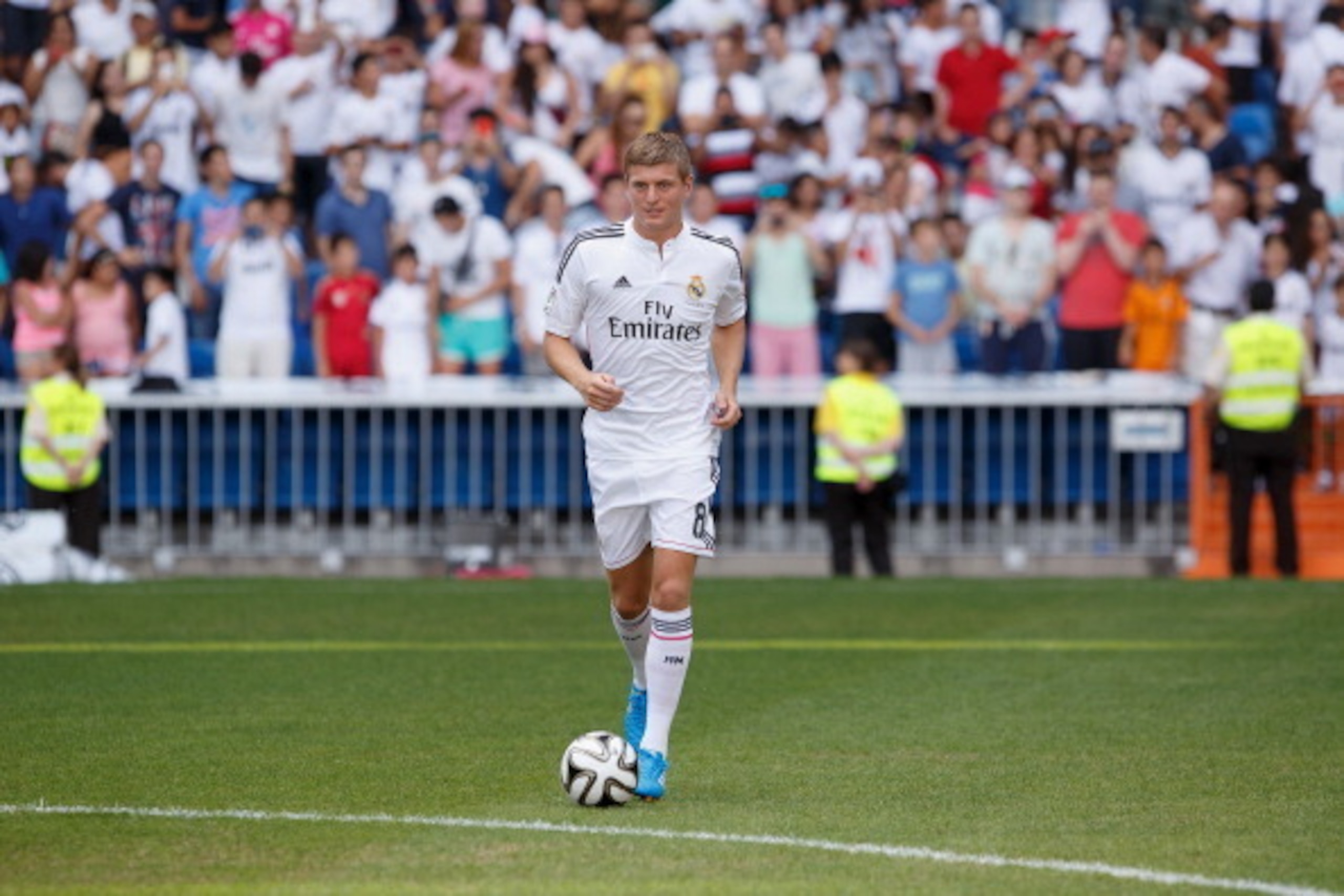 MADRID, SPAIN - JULY 17:  Toni Kroos performs with the ball in his new Real Madrid shirt during his official unveiling at Santiago Bernabeu Stadium on July 17, 2014 in Madrid, Spain. Toni Kroos who won the World Cup with Germany in Brazil is Real Madrid's