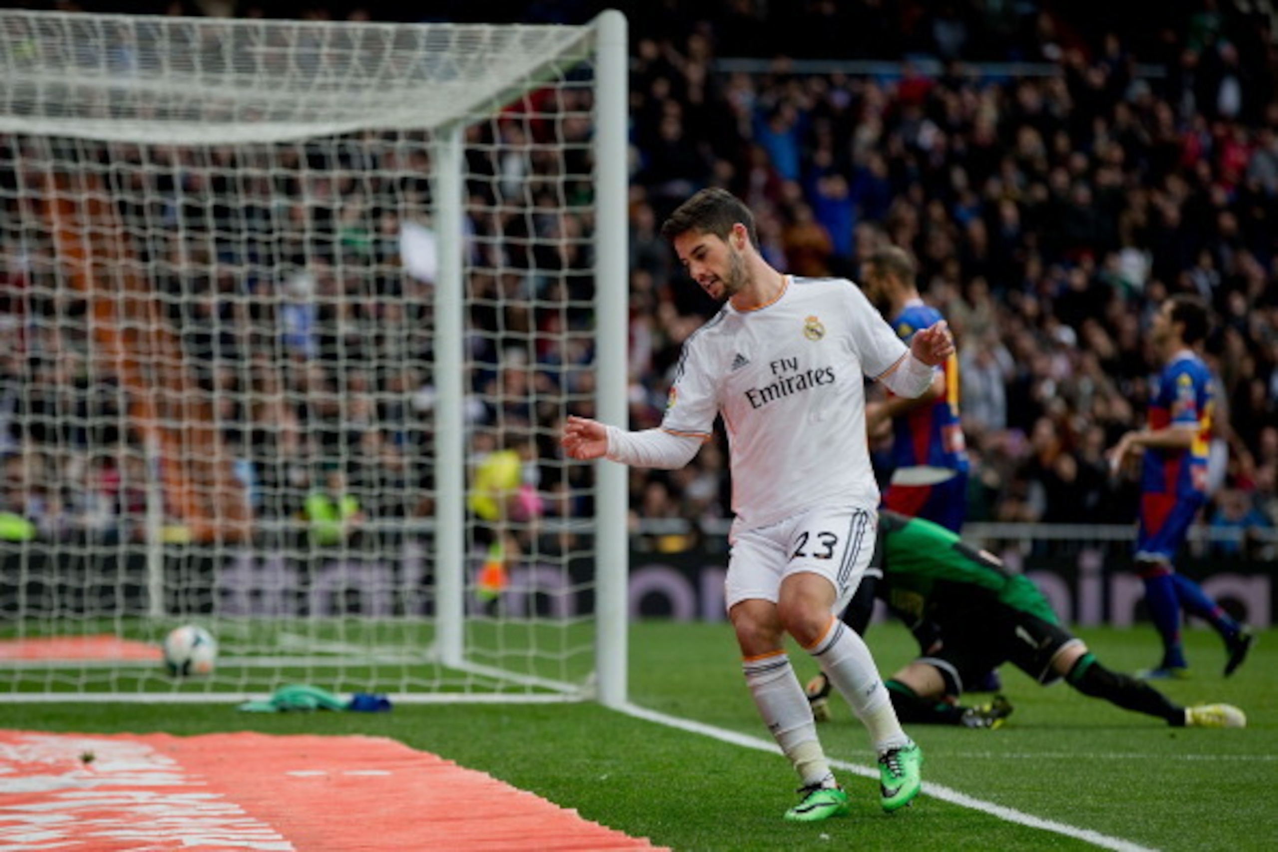 MADRID, SPAIN - FEBRUARY 22: Isco of Real Madrid CF celebrates scoring their third goal during the La Liga match between Real Madrid CF and Elche CF at Estadio Santiago Bernabeu on February 22, 2014 in Madrid, Spain.  (Photo by Gonzalo Arroyo Moreno/Getty