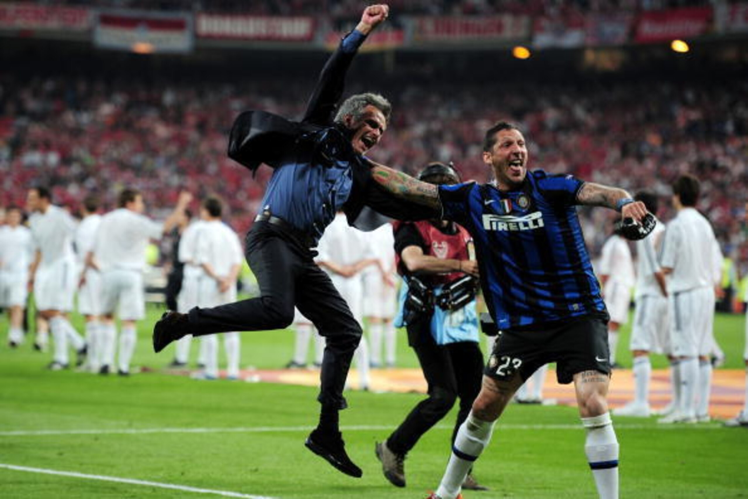 MADRID, SPAIN - MAY 22:  Head coach Jose Mourinho (L) and Marco Materazzi of Inter Milan celebrate their team's victory at the end of the UEFA Champions League Final match between FC Bayern Muenchen and Inter Milan at the Estadio Santiago Bernabeu on May 