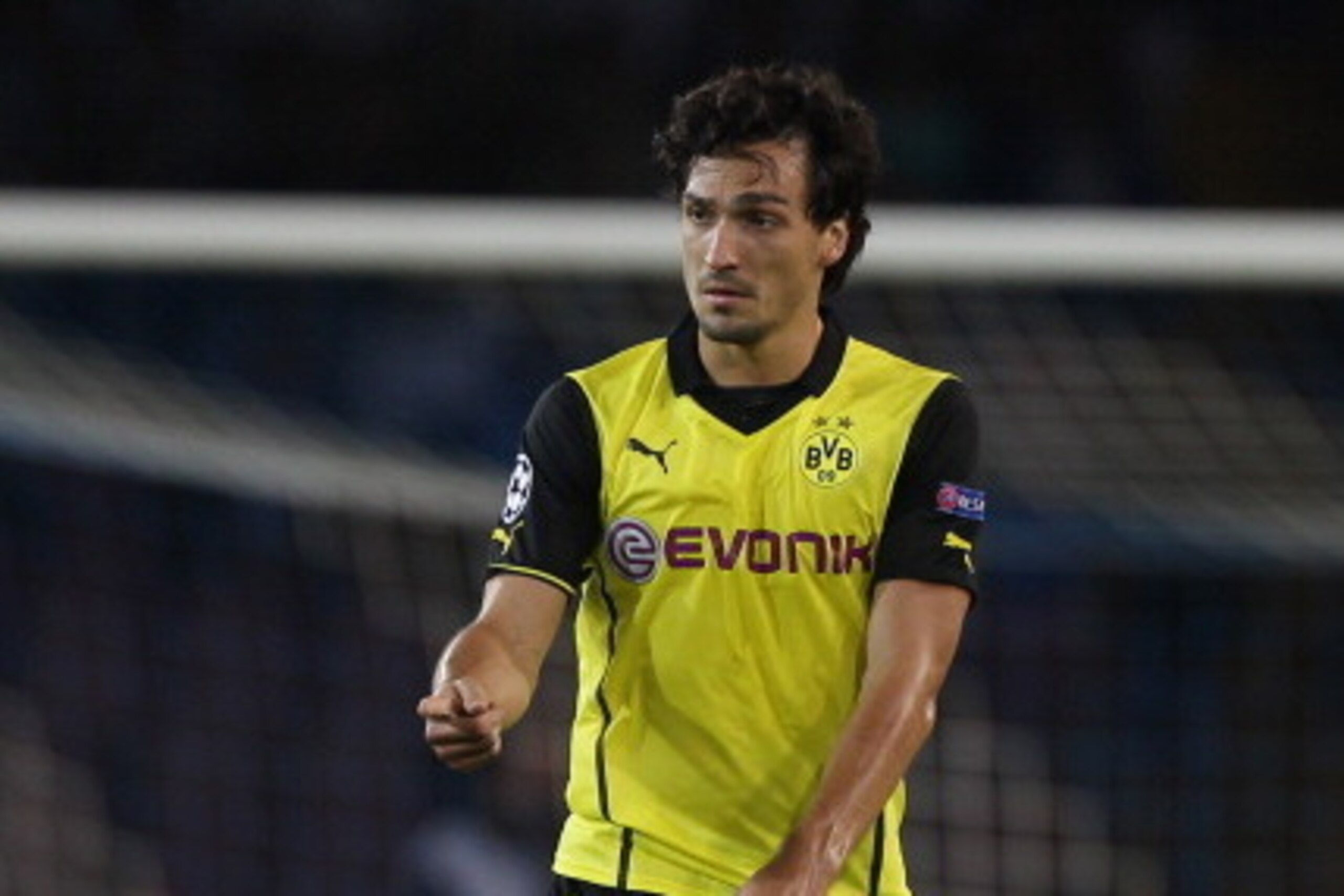NAPLES, ITALY - SEPTEMBER 18:  Mats Hummels of Borussia Dortmund in action during the Uefa Champions League Group F match between Napoli and Borussia Dortmund at Stadio San Paolo on September 18, 2013 in Naples, Italy.  (Photo by Paolo Bruno/Getty Images)