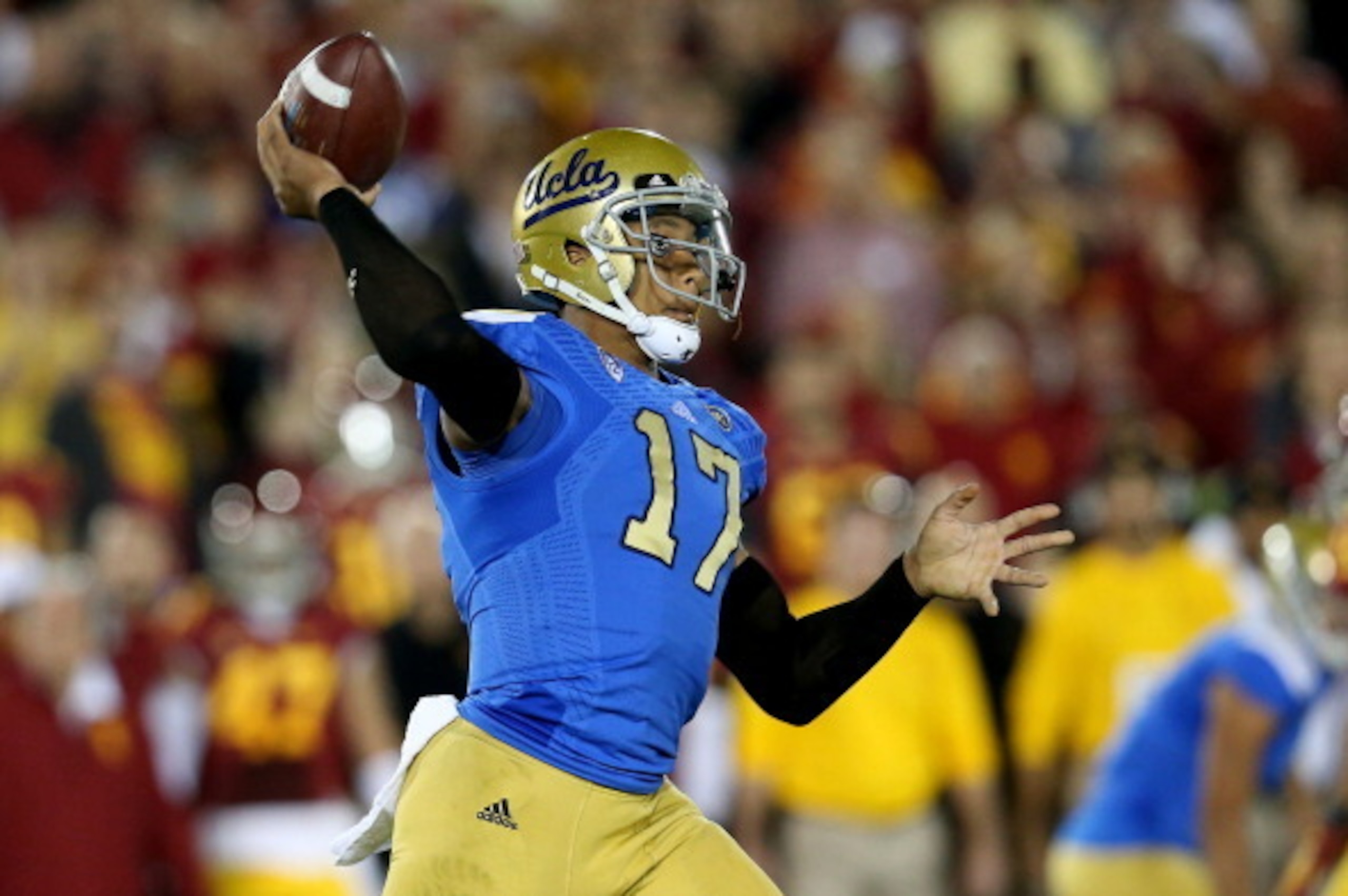 LOS ANGELES, CA - NOVEMBER 30: Quarterback Brett Hundley #17 of the UCLA Bruins throws a pass against the USC Trojans at Los Angeles Coliseum on November 30, 2013 in Los Angeles, California.  (Photo by Stephen Dunn/Getty Images)